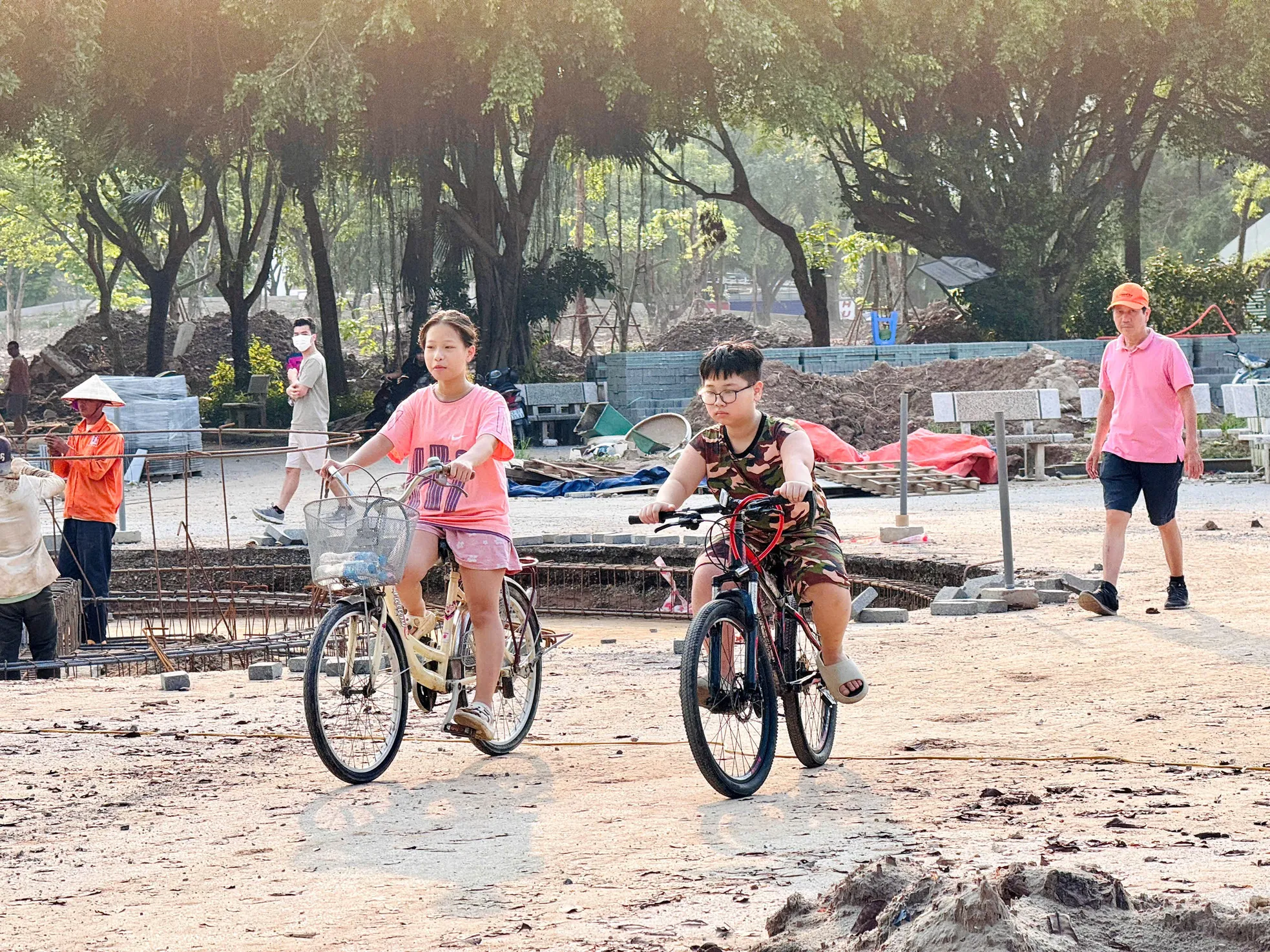 Người Hà Nội tập thể dục trong công trường xây dựng công viên ảnh 7
