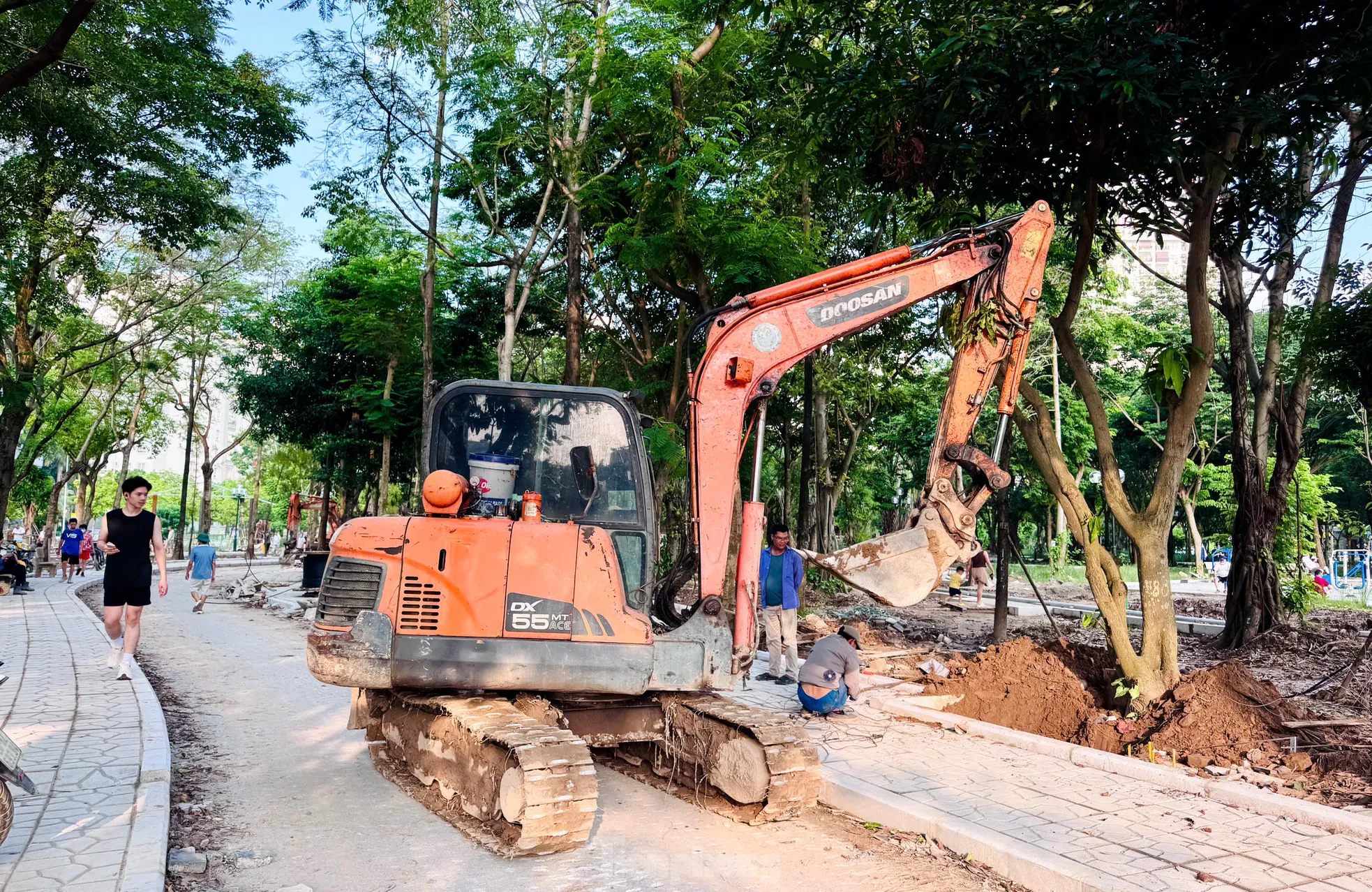 Người Hà Nội tập thể dục trong công trường xây dựng công viên ảnh 11