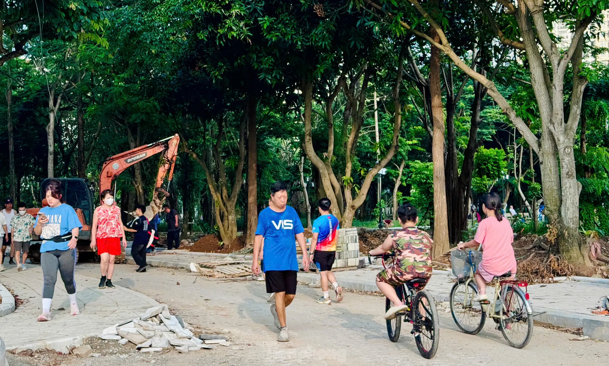 Người Hà Nội tập thể dục trong công trường xây dựng công viên ảnh 6