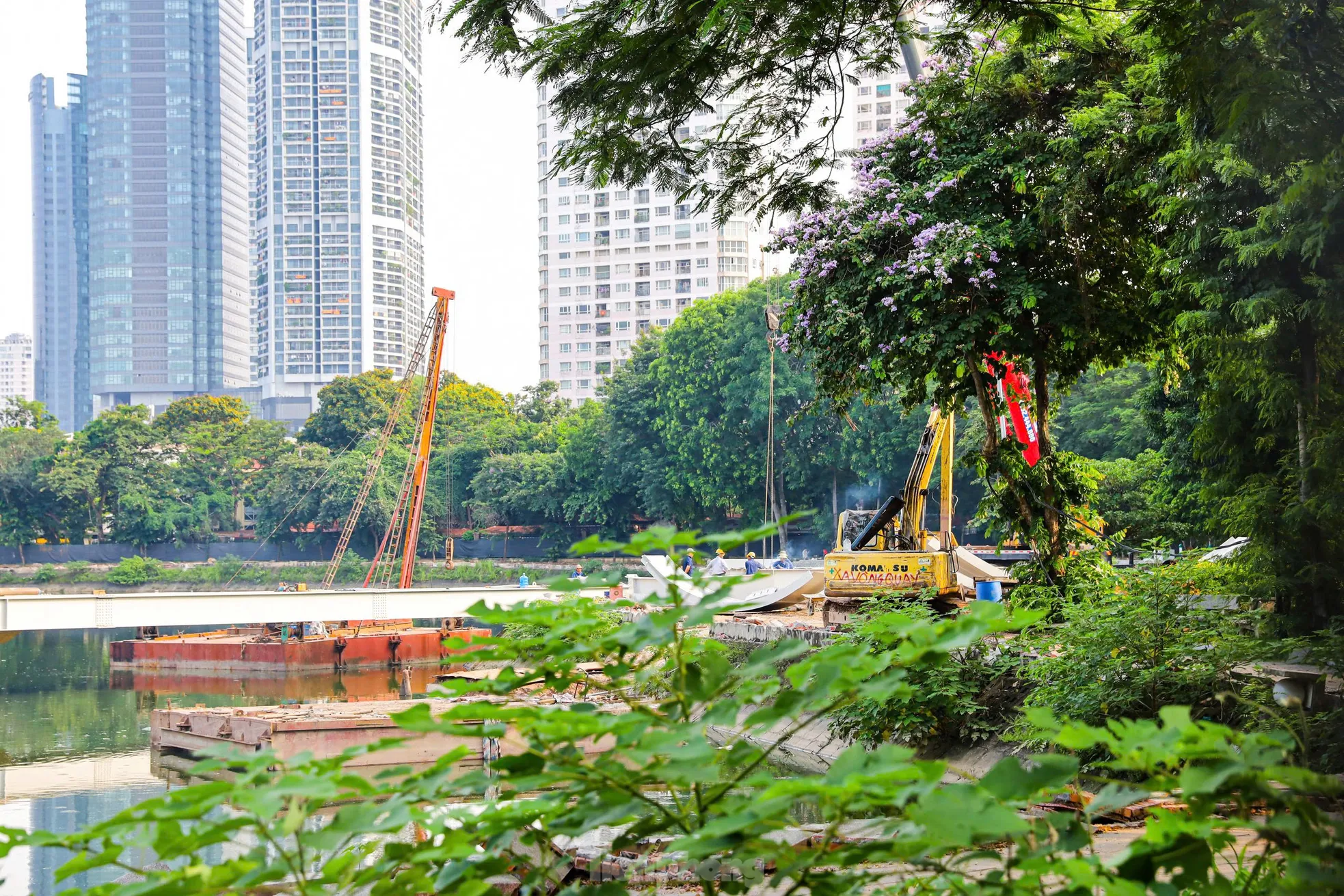 Người Hà Nội tập thể dục trong công trường xây dựng công viên ảnh 18