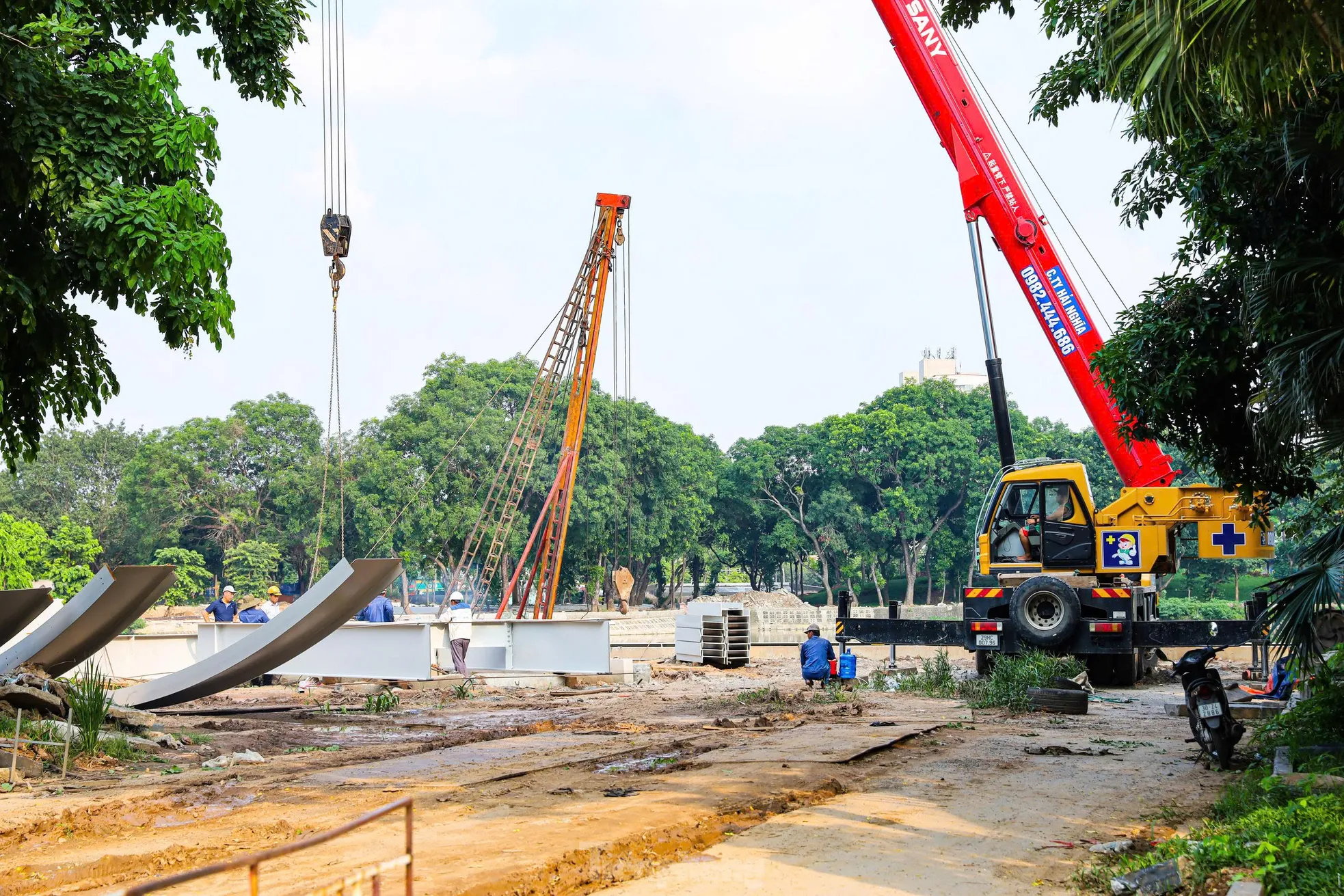 Người Hà Nội tập thể dục trong công trường xây dựng công viên ảnh 17