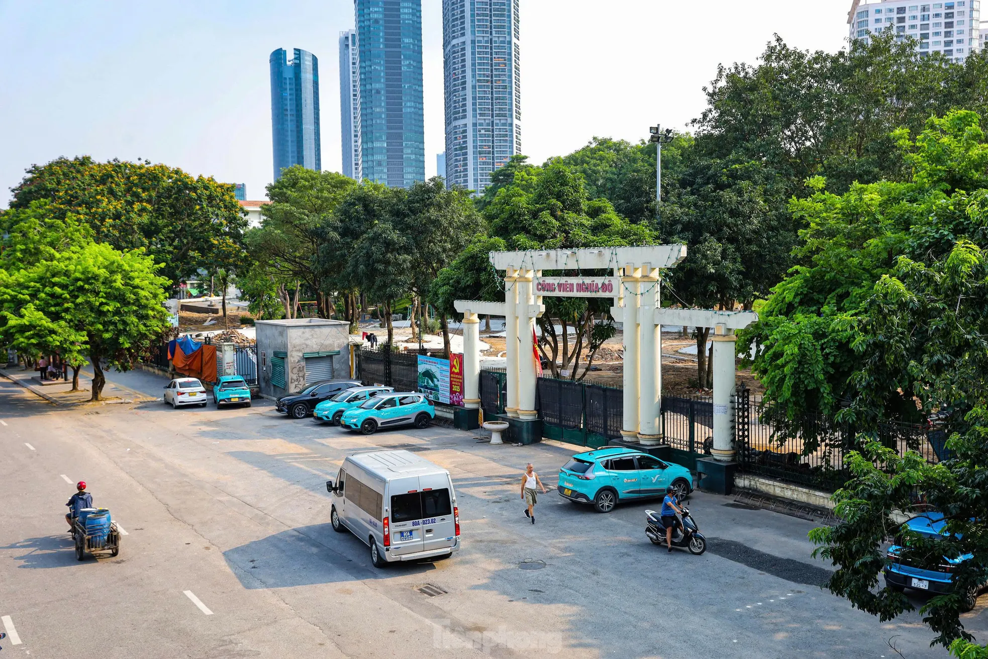 Người Hà Nội tập thể dục trong công trường xây dựng công viên ảnh 15