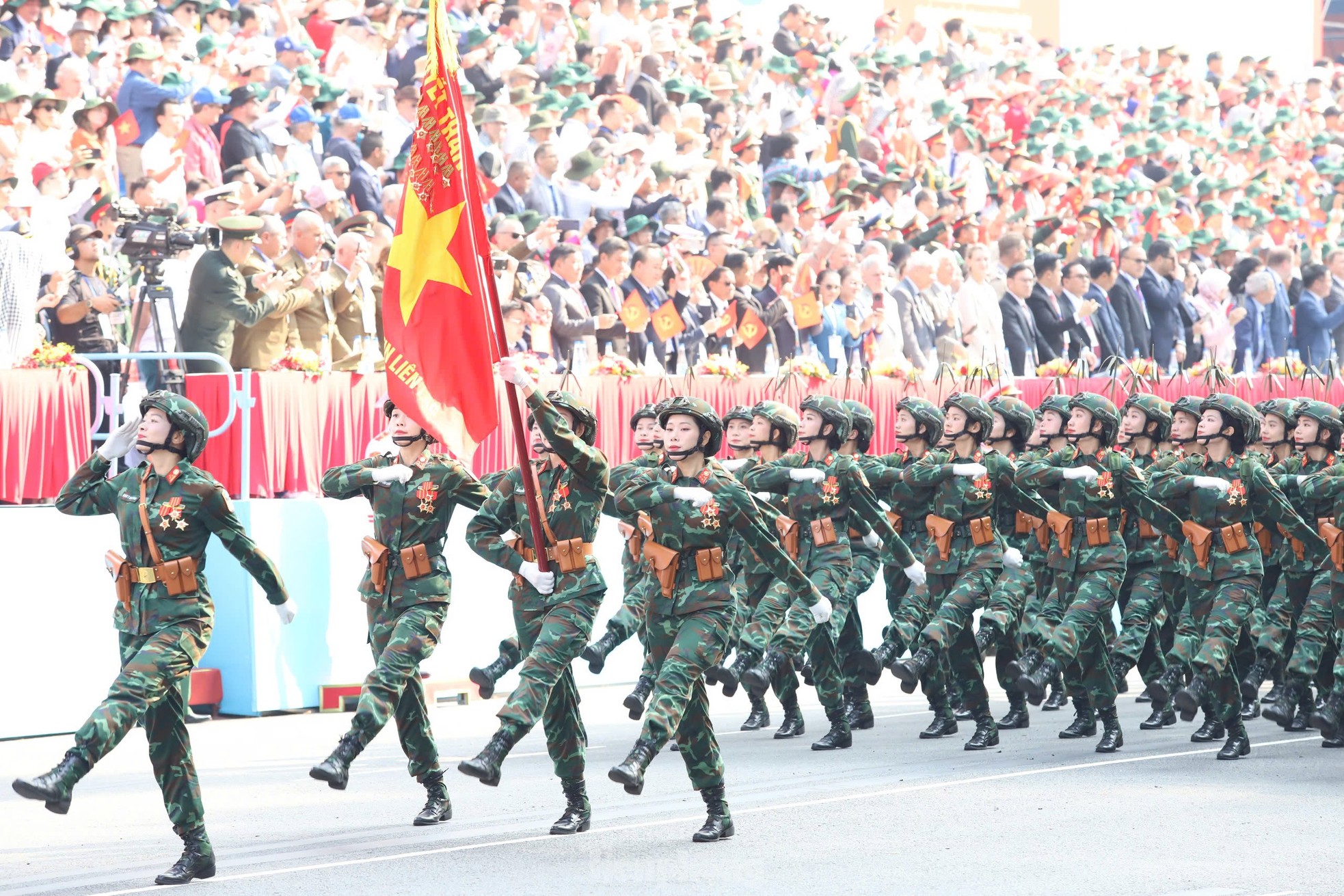Những hình ảnh diễu binh, diễu hành ấn tượng nhất tại đại lễ 30/4 ảnh 12
