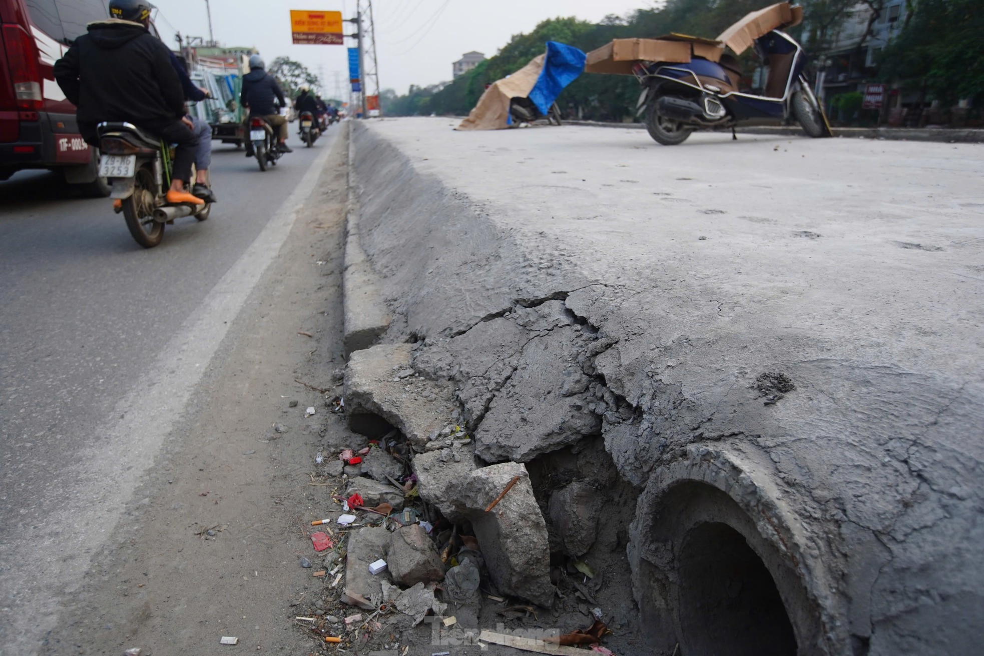 Hà Nội: Vỉa hè đường Tam Trinh mới đổ bê tông đã bị vỡ nát ảnh 4