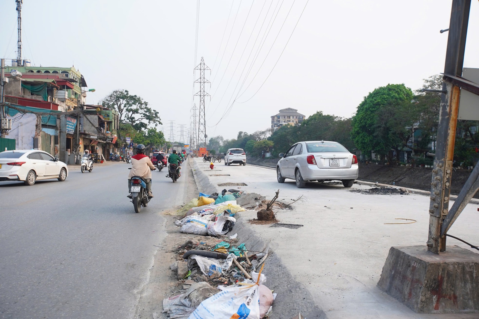 Hà Nội: Vỉa hè đường Tam Trinh mới đổ bê tông đã bị vỡ nát ảnh 2