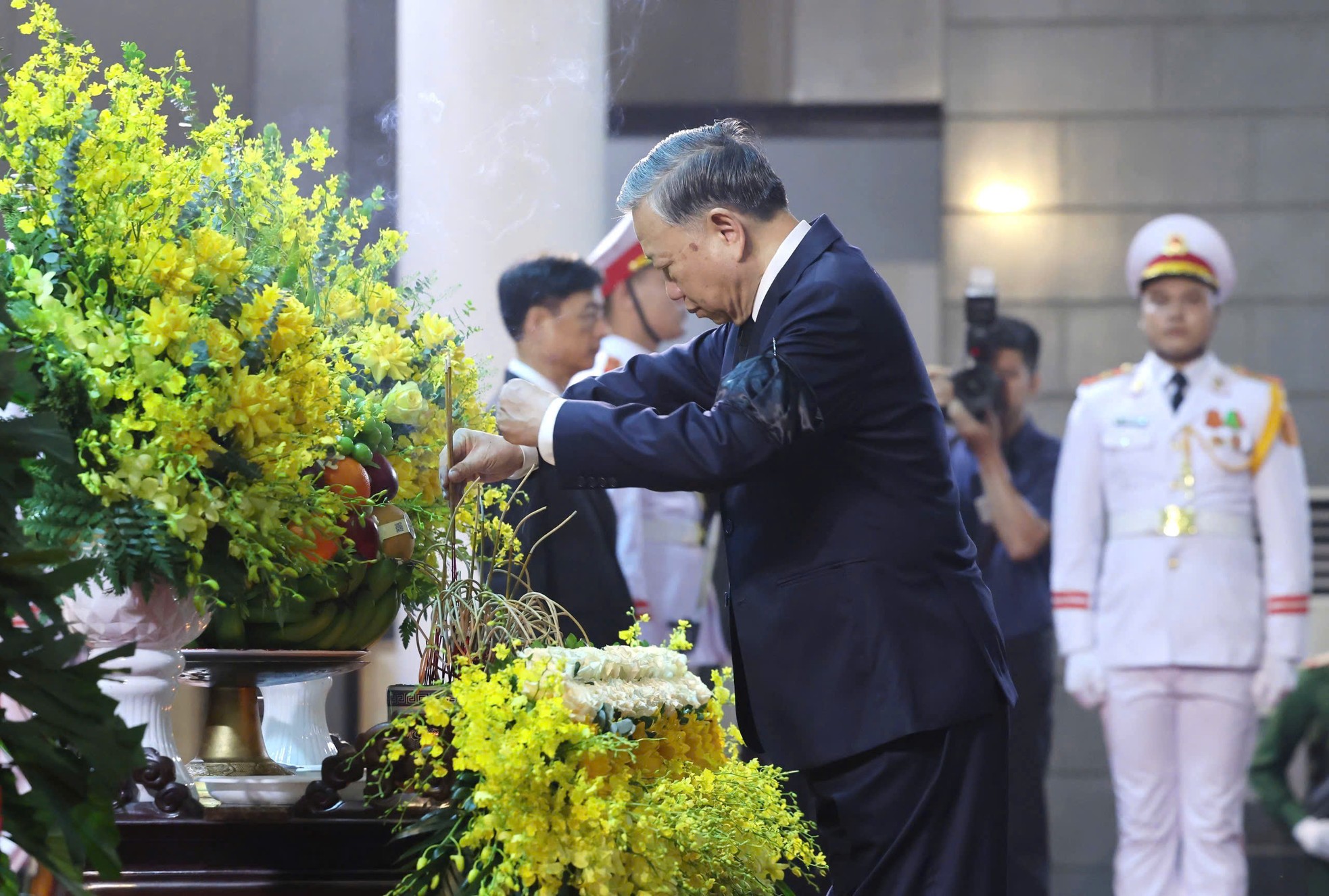 Lãnh đạo Đảng, Nhà nước viếng nguyên Chủ tịch nước Trần Đức Lương ảnh 2