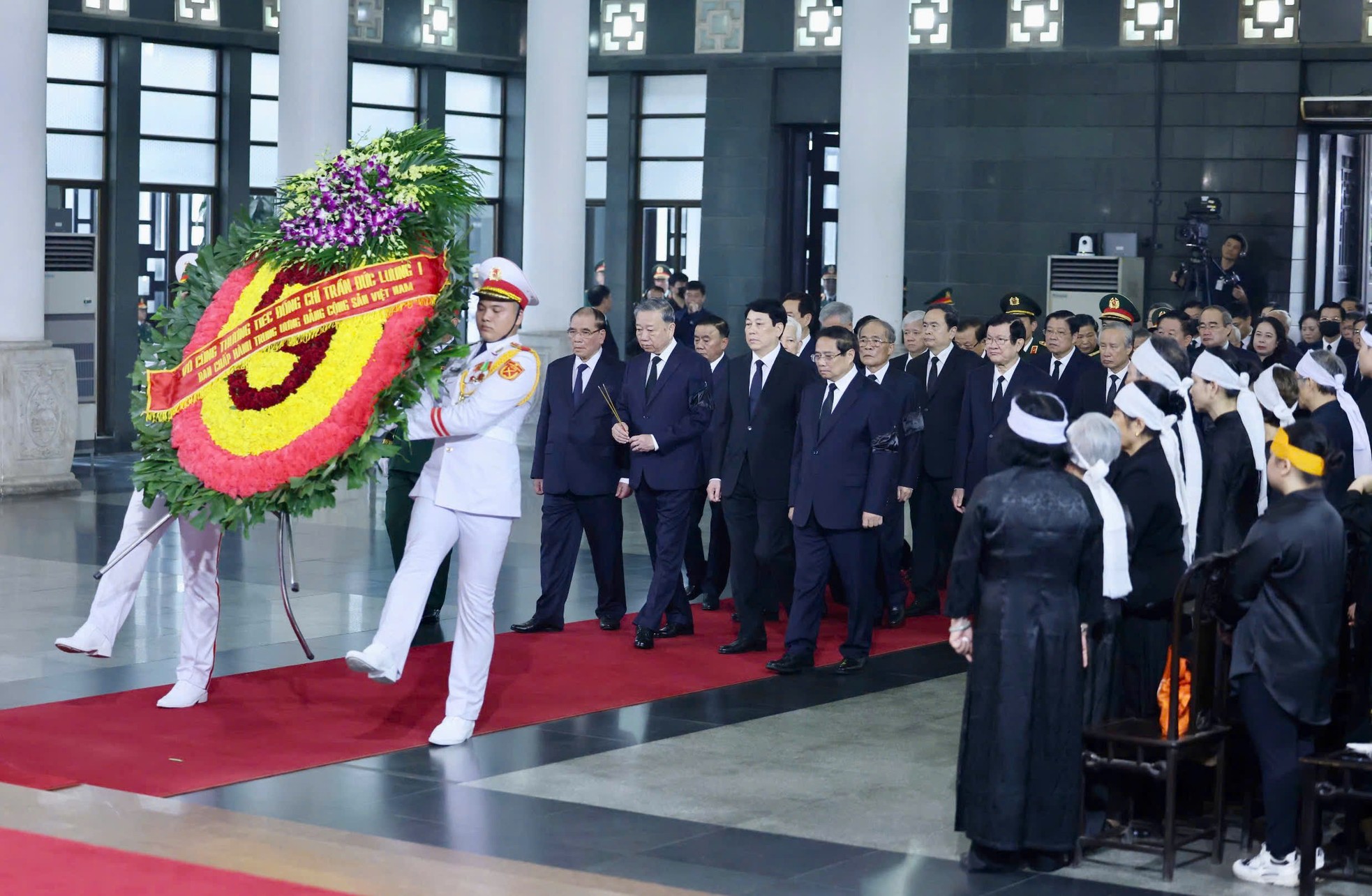 Lãnh đạo Đảng, Nhà nước viếng nguyên Chủ tịch nước Trần Đức Lương ảnh 1
