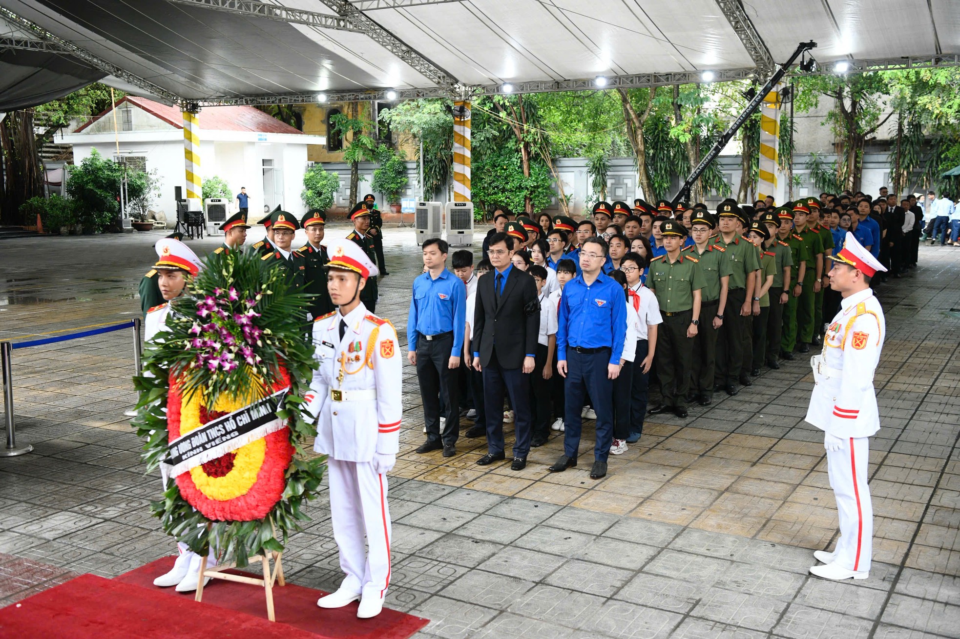Đoàn đại biểu Trung ương Đoàn TNCS Hồ Chí Minh viếng nguyên Chủ tịch nước Trần Đức Lương ảnh 1