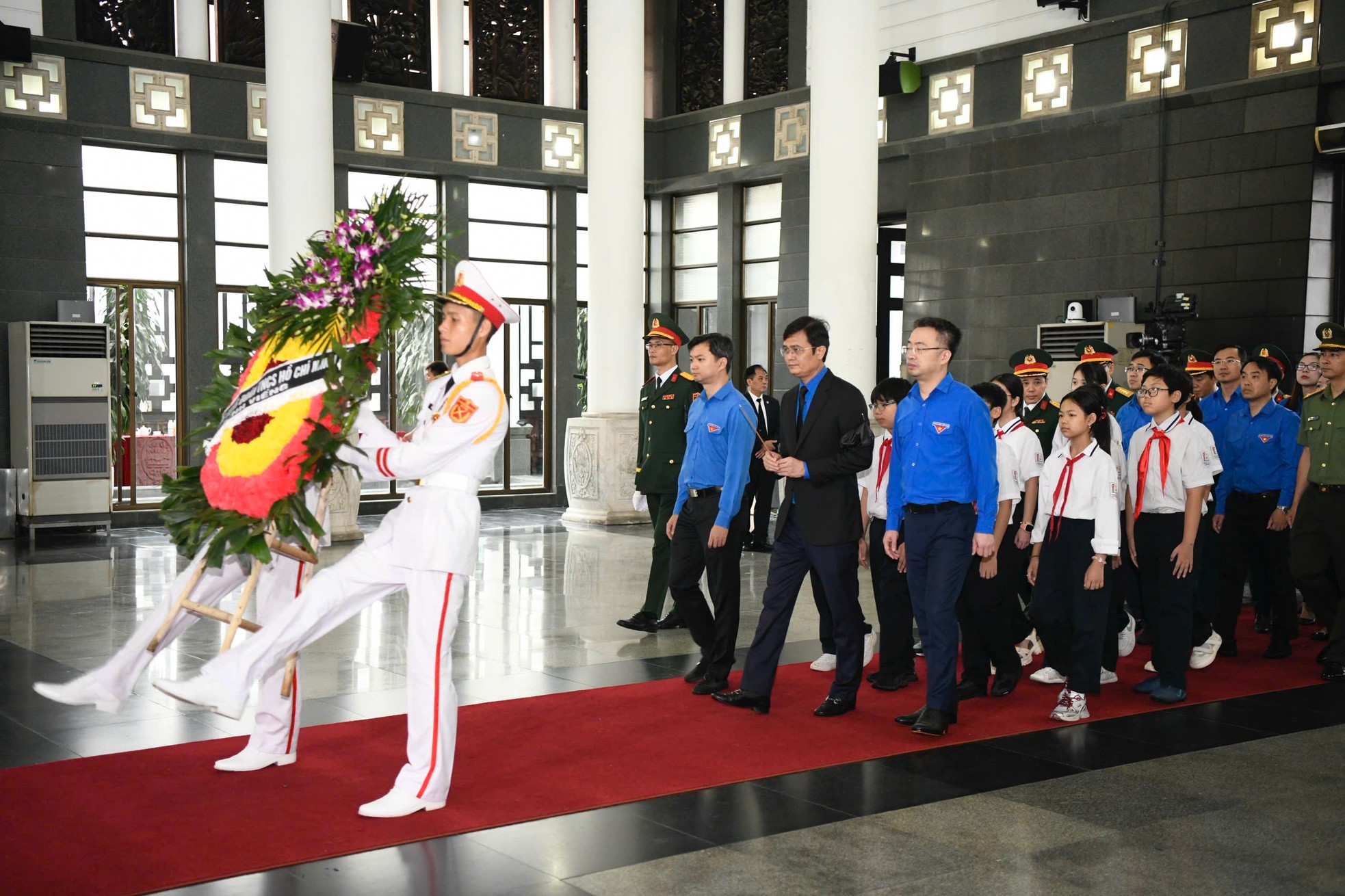 Đoàn đại biểu Trung ương Đoàn TNCS Hồ Chí Minh viếng nguyên Chủ tịch nước Trần Đức Lương ảnh 4