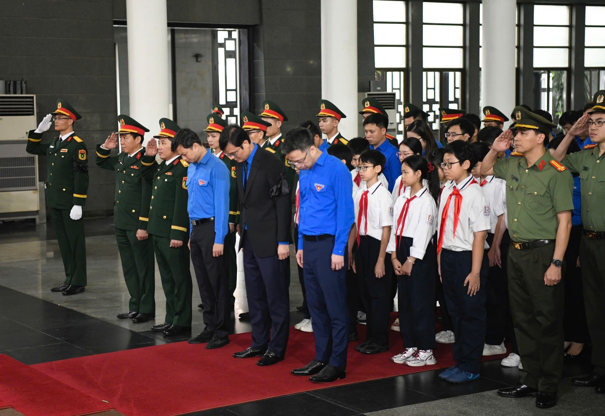 Đoàn đại biểu Trung ương Đoàn TNCS Hồ Chí Minh viếng nguyên Chủ tịch nước Trần Đức Lương ảnh 6