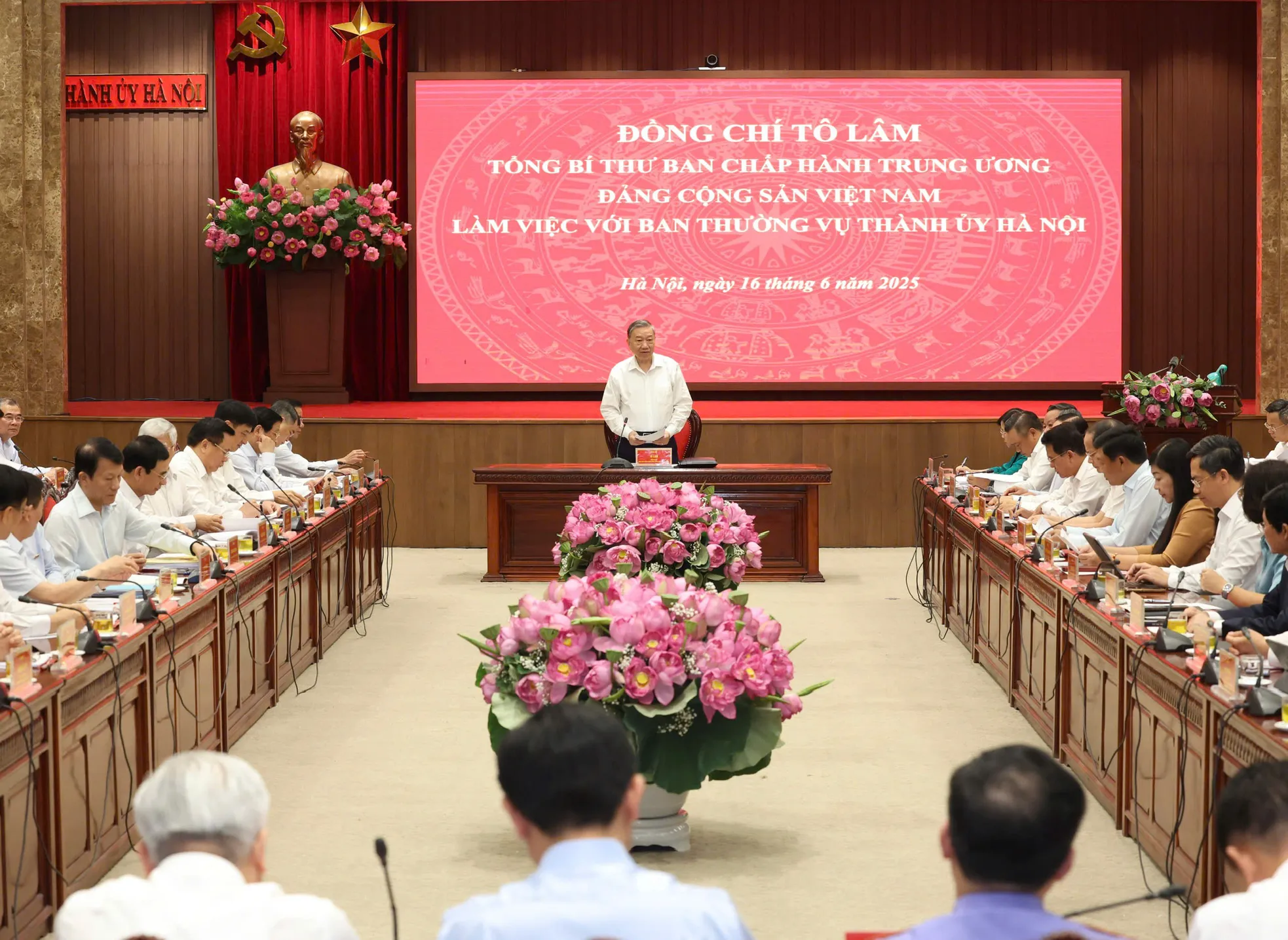 Tổng Bí thư: Hà Nội cần 'không né tránh khuyết điểm, mổ xẻ sâu các điểm nghẽn' ảnh 3