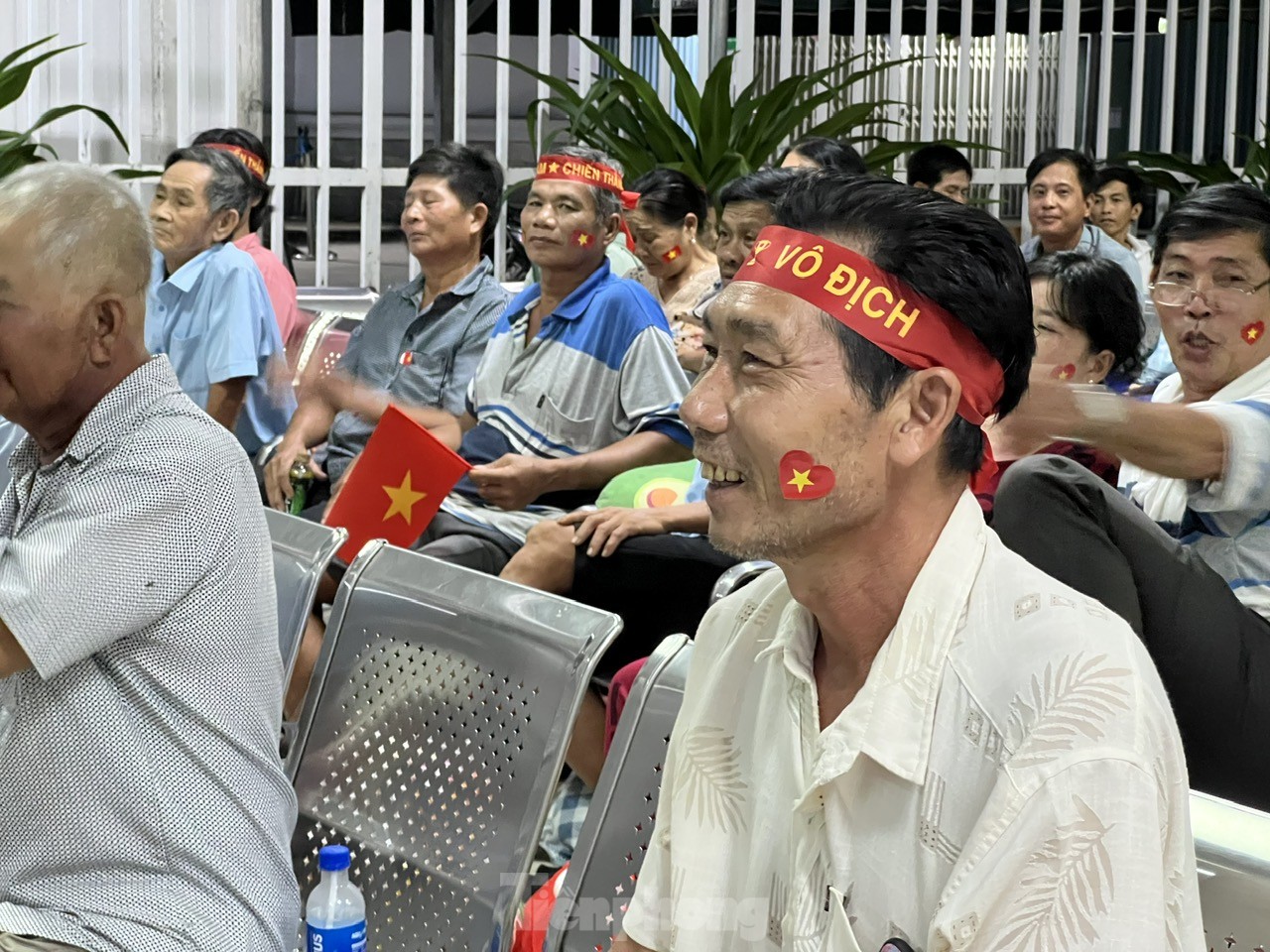 Người hâm mộ TPHCM xuống đường ăn mừng chiến thắng đội tuyển Việt Nam ảnh 22