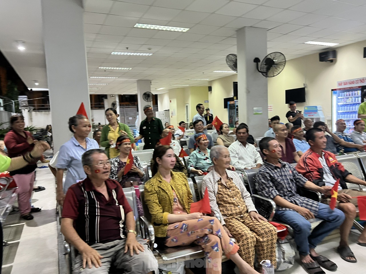 Người hâm mộ TPHCM xuống đường ăn mừng chiến thắng đội tuyển Việt Nam ảnh 17