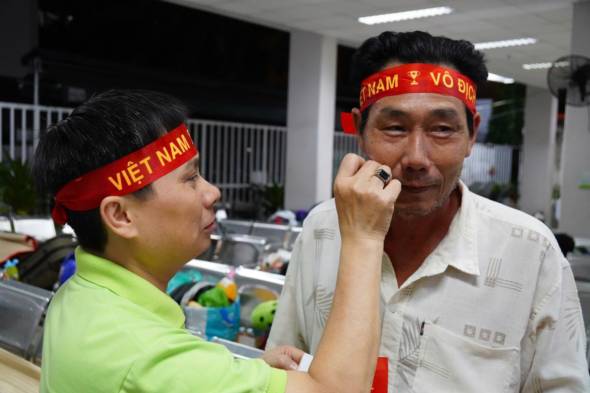 Người hâm mộ TPHCM xuống đường ăn mừng chiến thắng đội tuyển Việt Nam ảnh 18