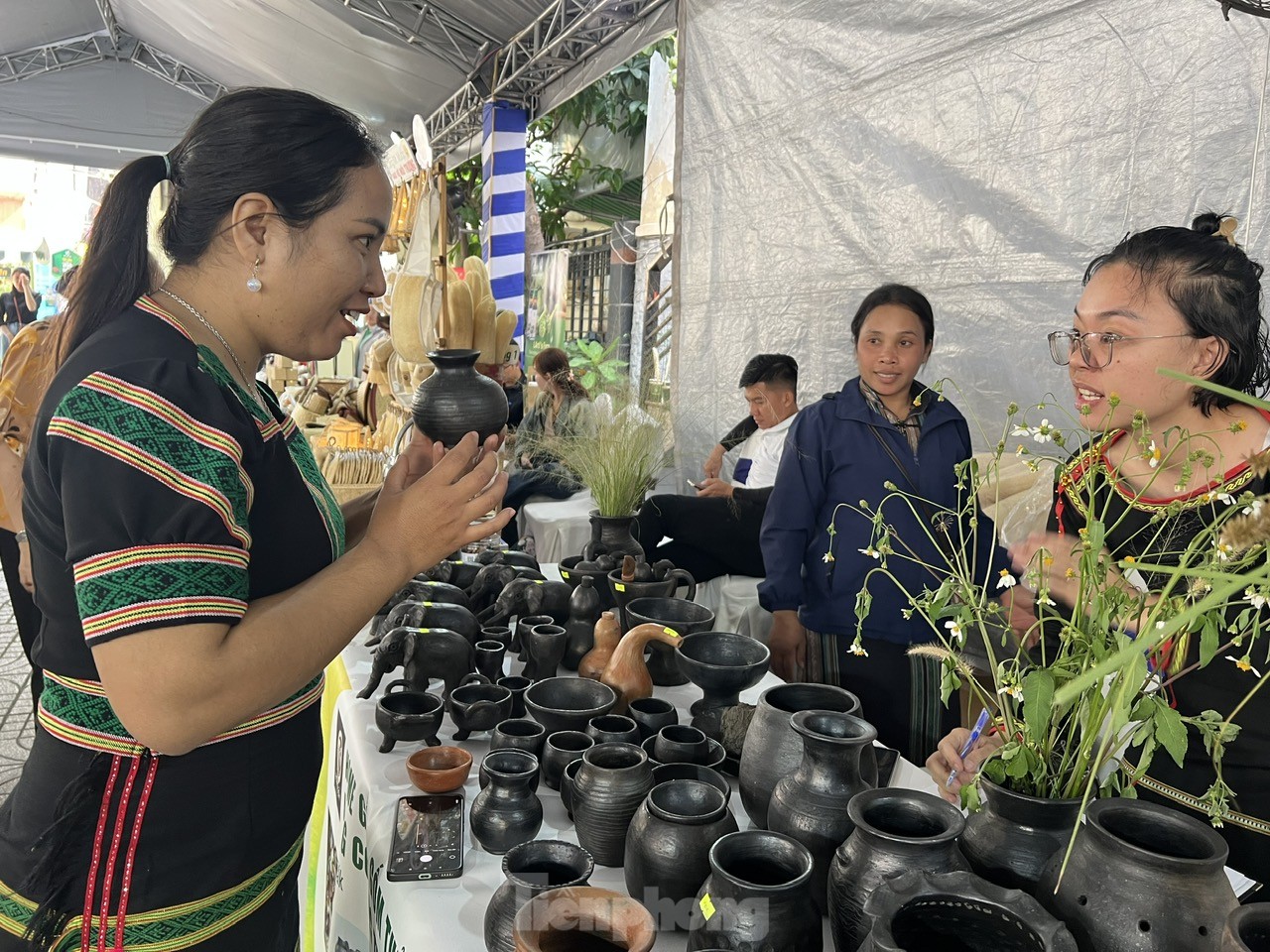 Săn đặc sản vùng miền ăn Tết, nhiều người tiếc vì không đến sớm ảnh 5