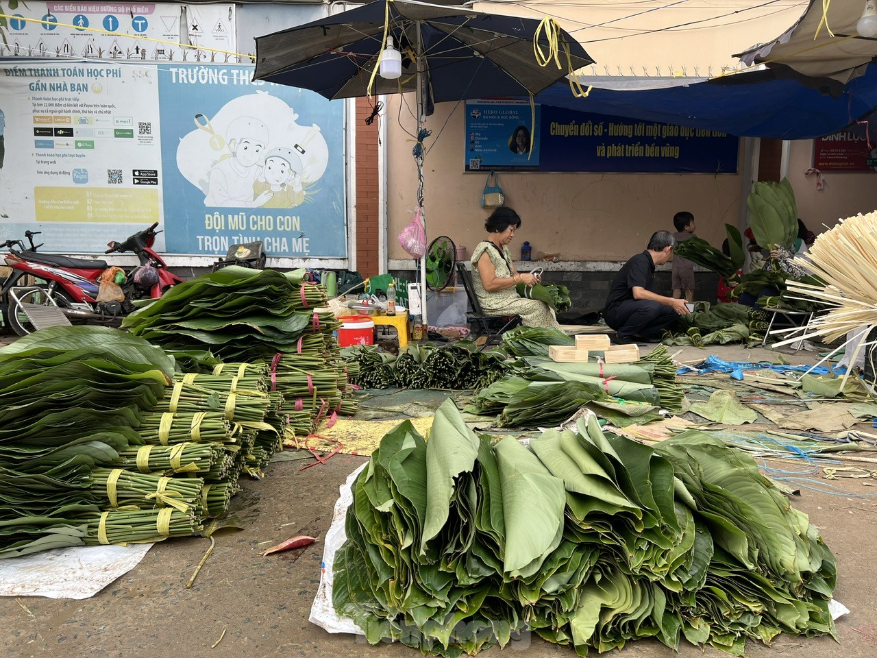 Chợ lá dong 'vang bóng một thời' ở TPHCM ế ẩm, tiểu thương thở dài ảnh 1