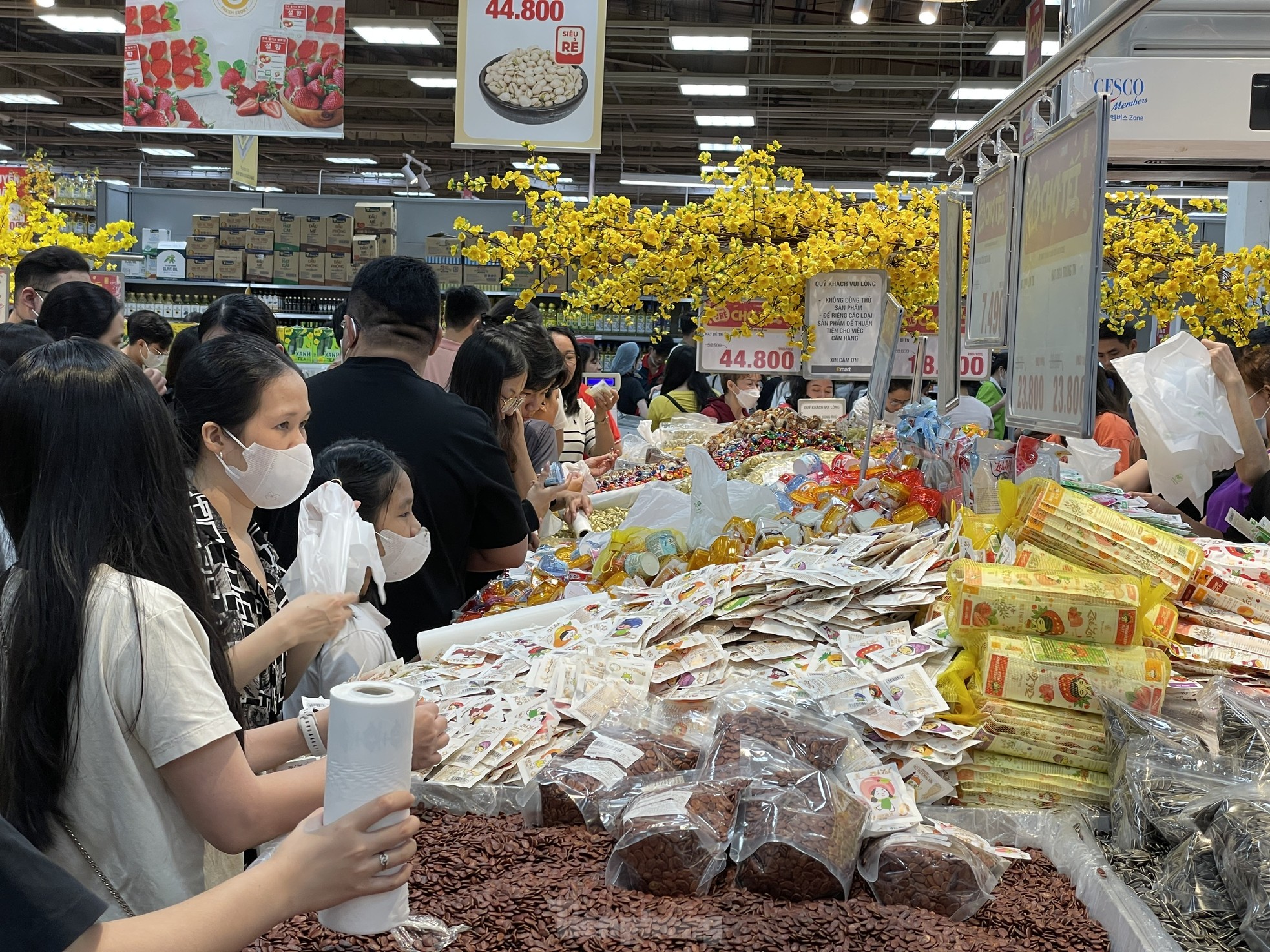 Đông nghịt khách chờ mua sắm ngay cả khi siêu thị TPHCM chưa mở ảnh 3