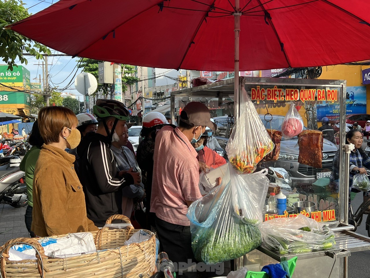 Thực phẩm mùng 2 Tết giá tăng nhẹ vẫn hút khách ảnh 8