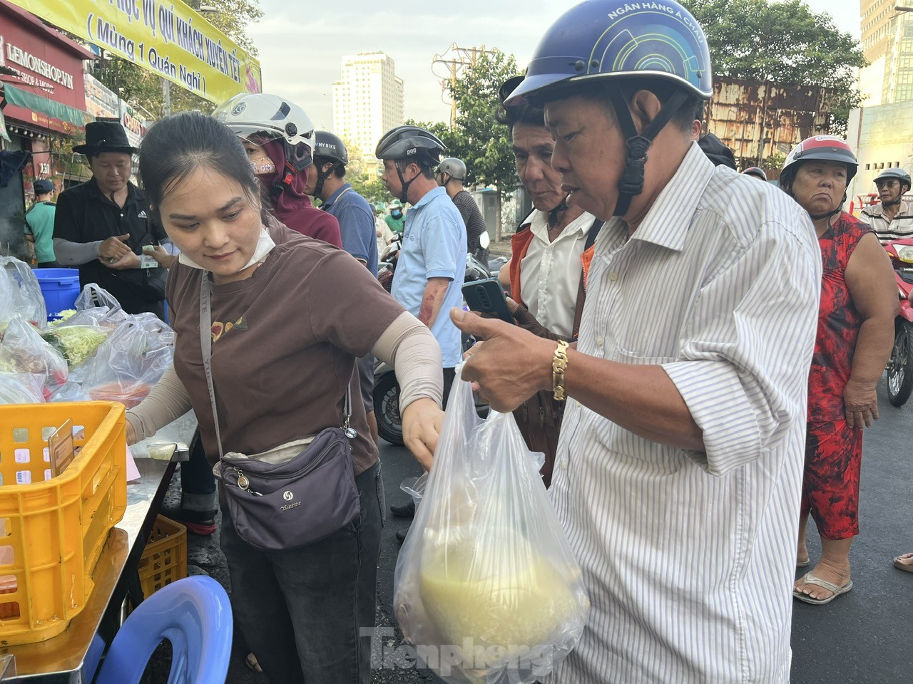 Chen chân mua gà cúng mùng 3 Tết ảnh 6