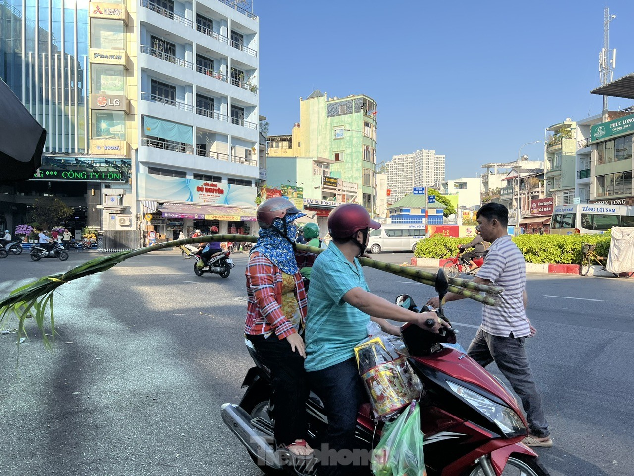 Chợ 'lễ vật linh thiêng' vía Trời họp mỗi năm 1 lần ở TPHCM ảnh 10