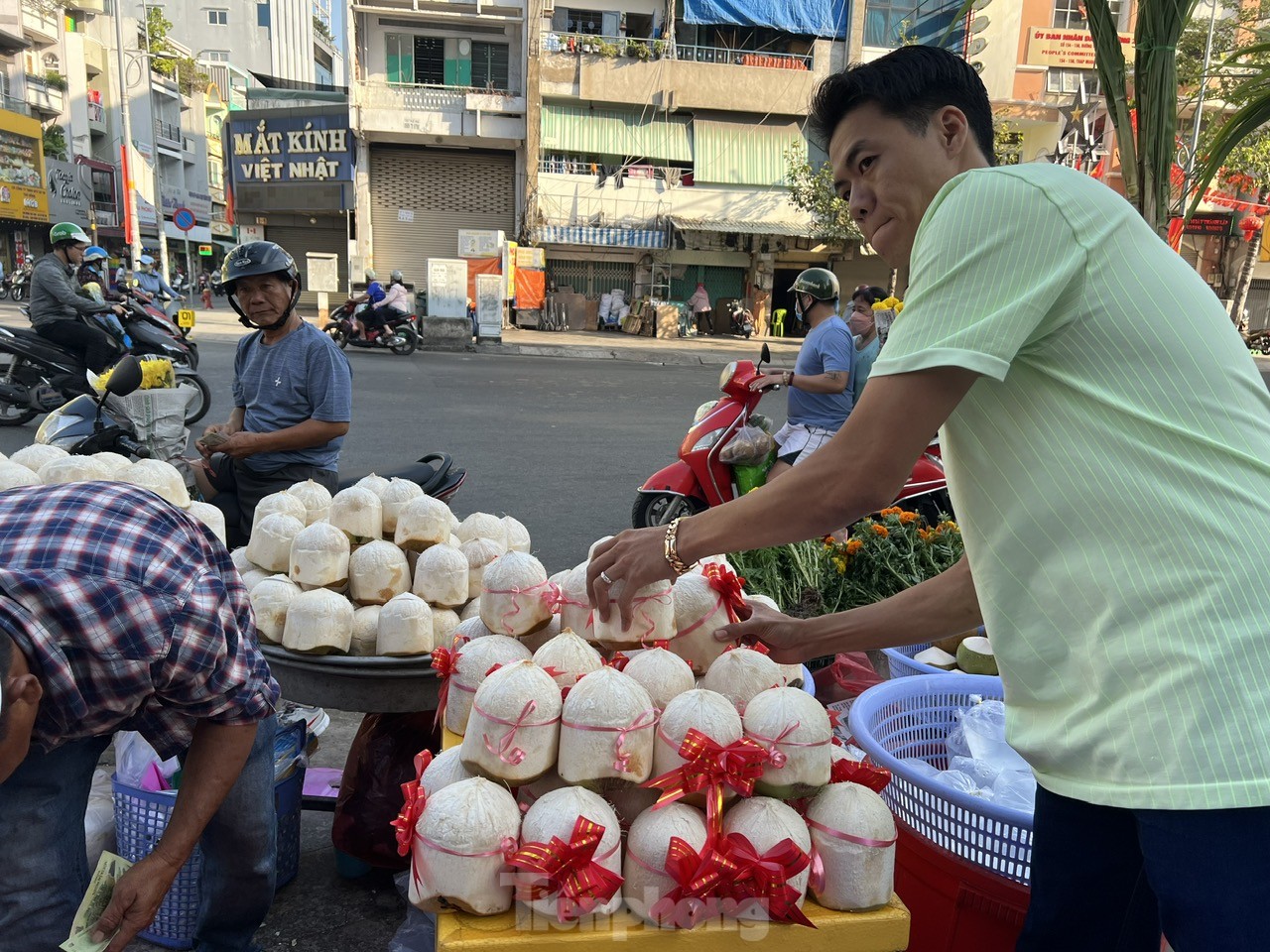 Chợ 'lễ vật linh thiêng' vía Trời họp mỗi năm 1 lần ở TPHCM ảnh 11