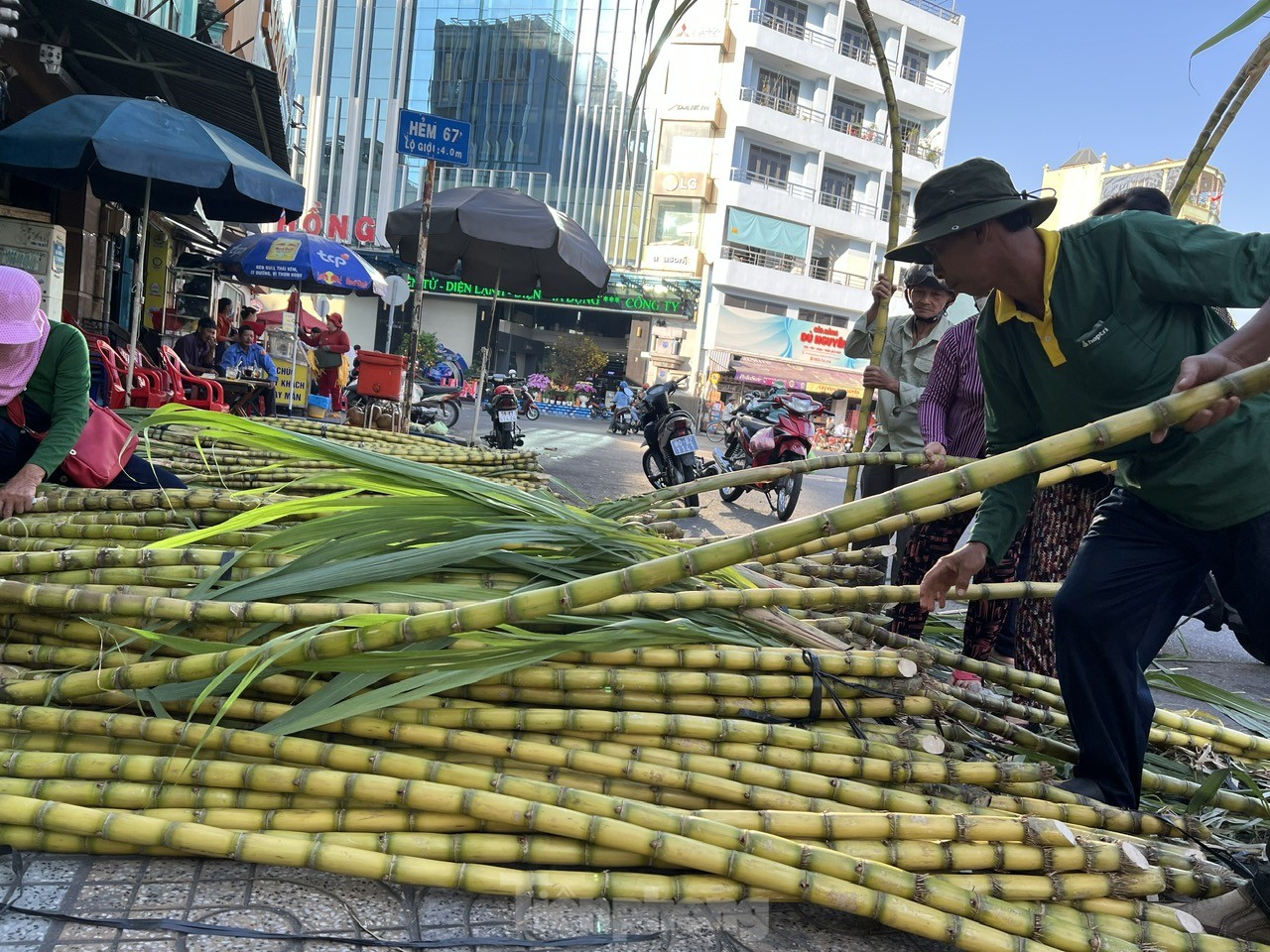 Chợ 'lễ vật linh thiêng' vía Trời họp mỗi năm 1 lần ở TPHCM ảnh 3