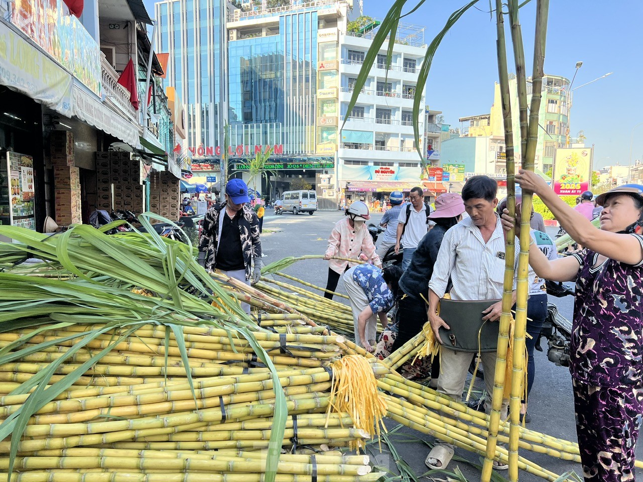 Chợ 'lễ vật linh thiêng' vía Trời họp mỗi năm 1 lần ở TPHCM ảnh 8