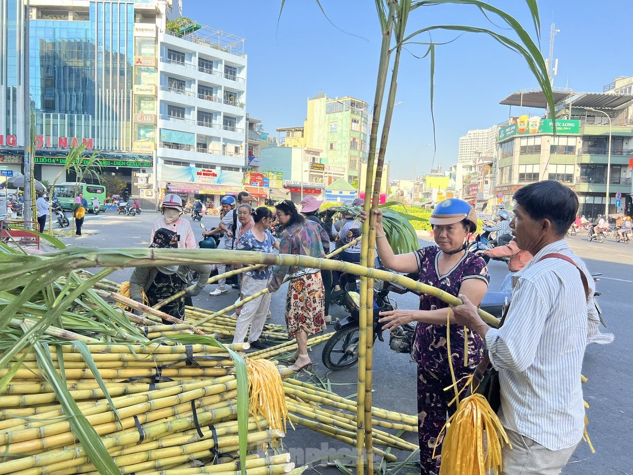 Chợ 'lễ vật linh thiêng' vía Trời họp mỗi năm 1 lần ở TPHCM ảnh 1