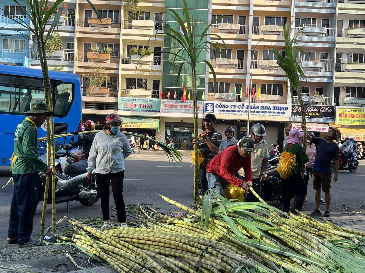 Chợ 'lễ vật linh thiêng' vía Trời họp mỗi năm 1 lần ở TPHCM ảnh 4