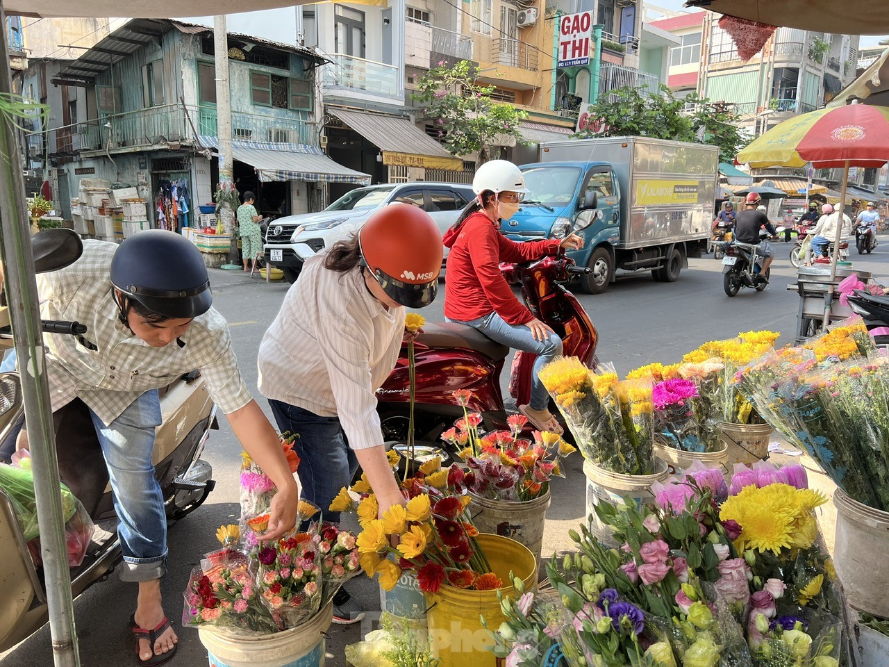 Bánh thỏi vàng, bao tiền cúng Thần Tài đắt hàng, giá chỉ từ 12.000 đồng/cái ảnh 13