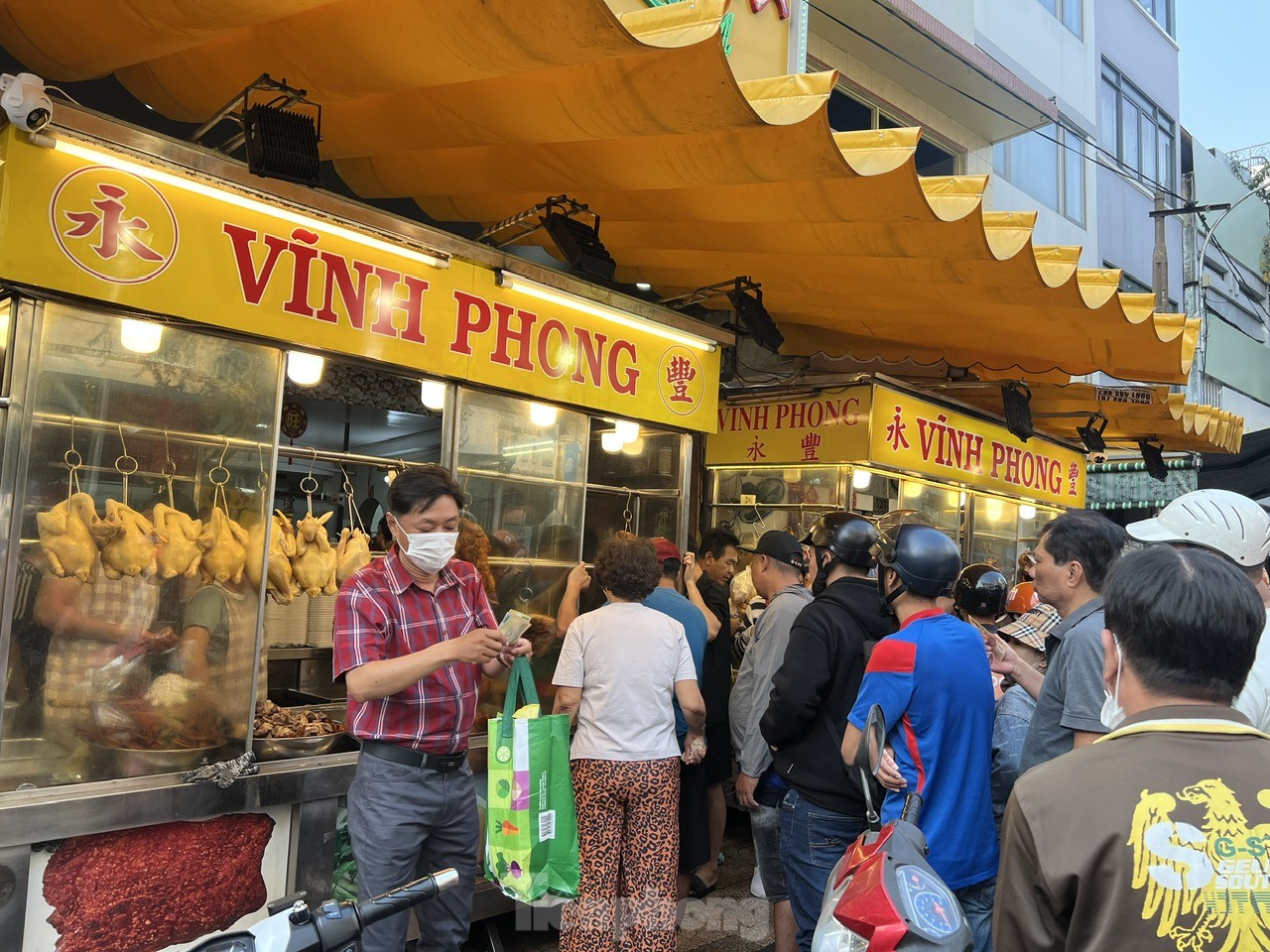 Lo không mua được heo quay cúng Thần Tài dù đã xếp số, nhưng chờ cả trăm người đứng trước ảnh 1