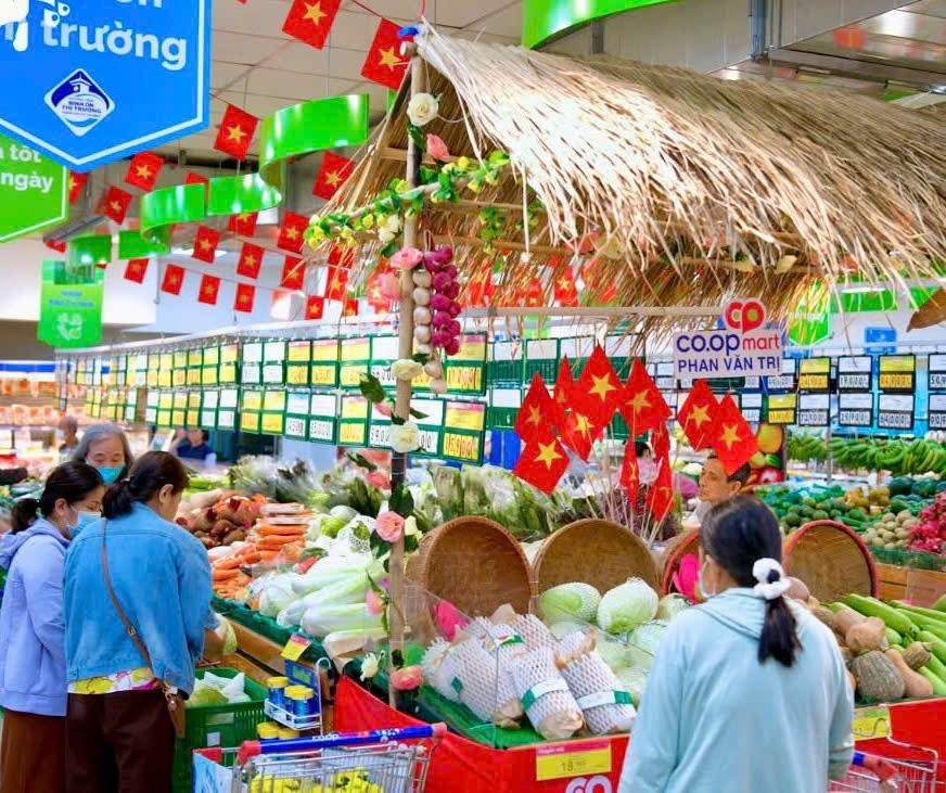 TTTM đông nghịt, hàng ăn hầu như không còn chỗ trống ảnh 14