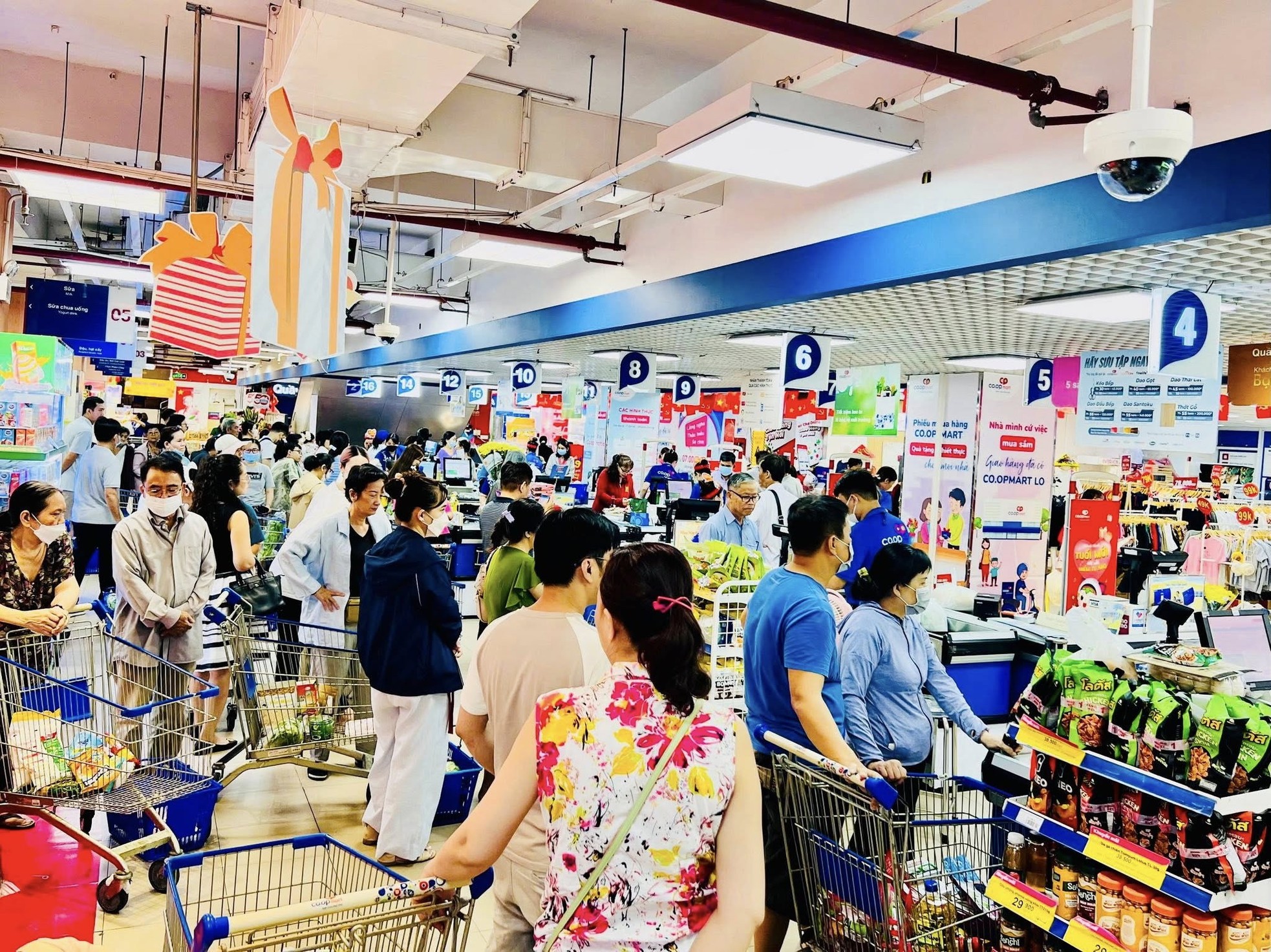 TTTM đông nghịt, hàng ăn hầu như không còn chỗ trống ảnh 13