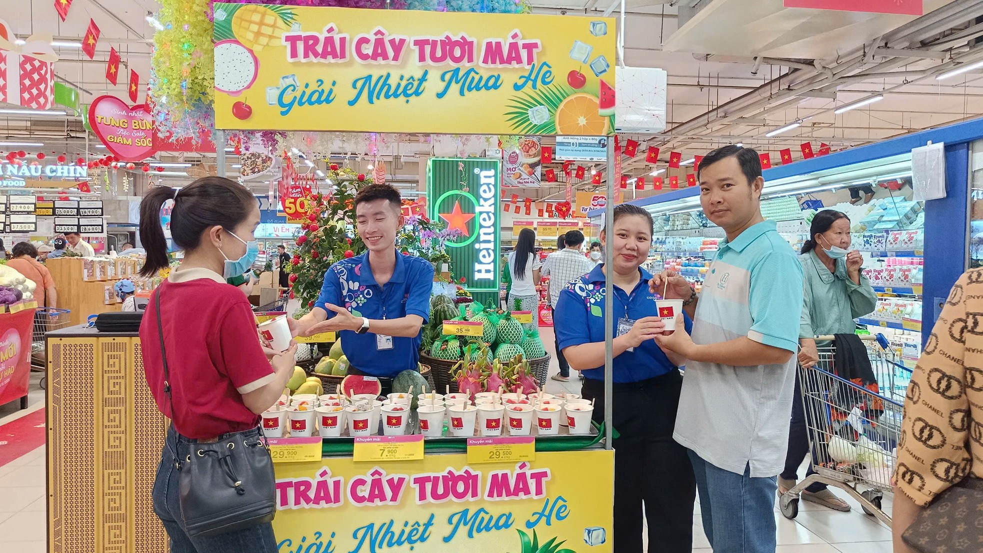 TTTM đông nghịt, hàng ăn hầu như không còn chỗ trống ảnh 15