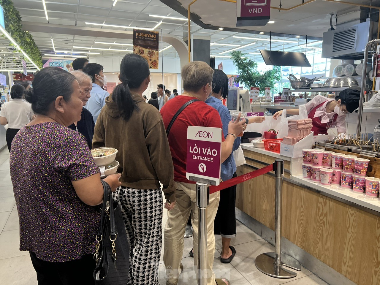 TTTM đông nghịt, hàng ăn hầu như không còn chỗ trống ảnh 3