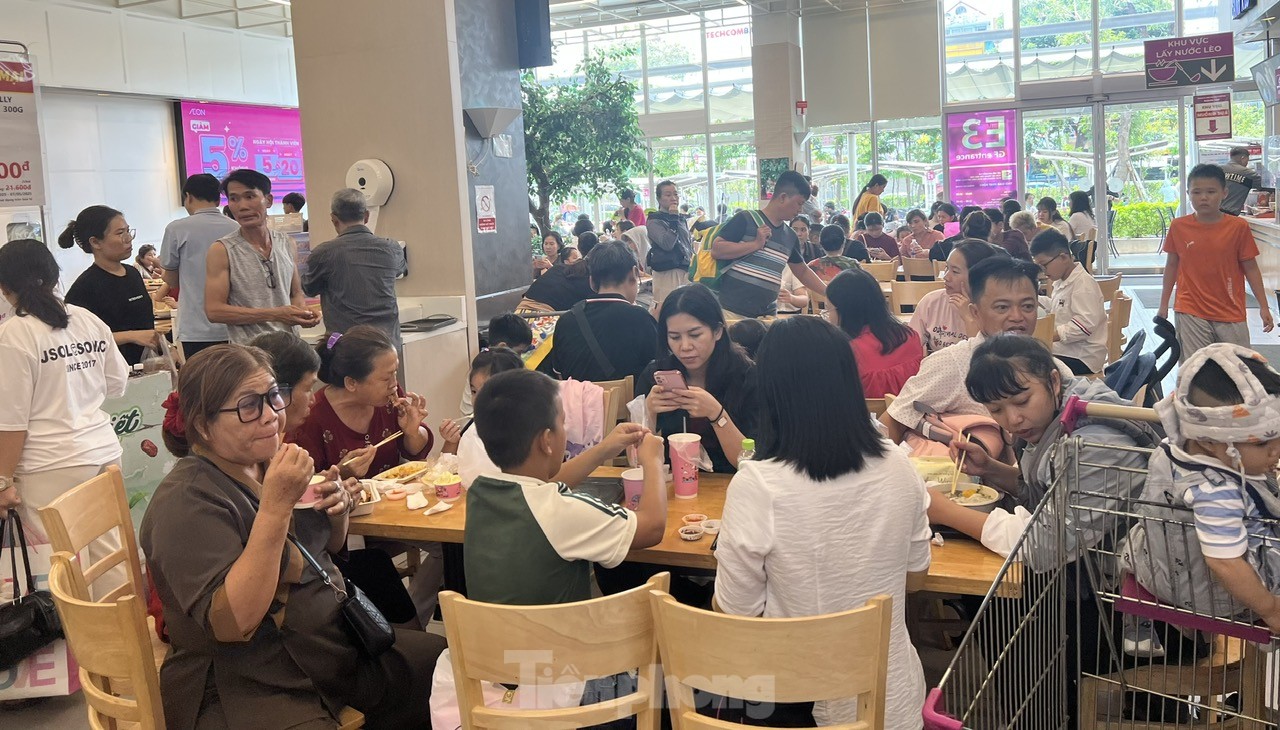 TTTM đông nghịt, hàng ăn hầu như không còn chỗ trống ảnh 6