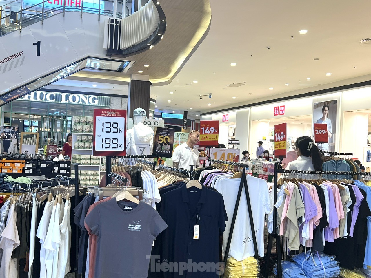 TTTM đông nghịt, hàng ăn hầu như không còn chỗ trống ảnh 19