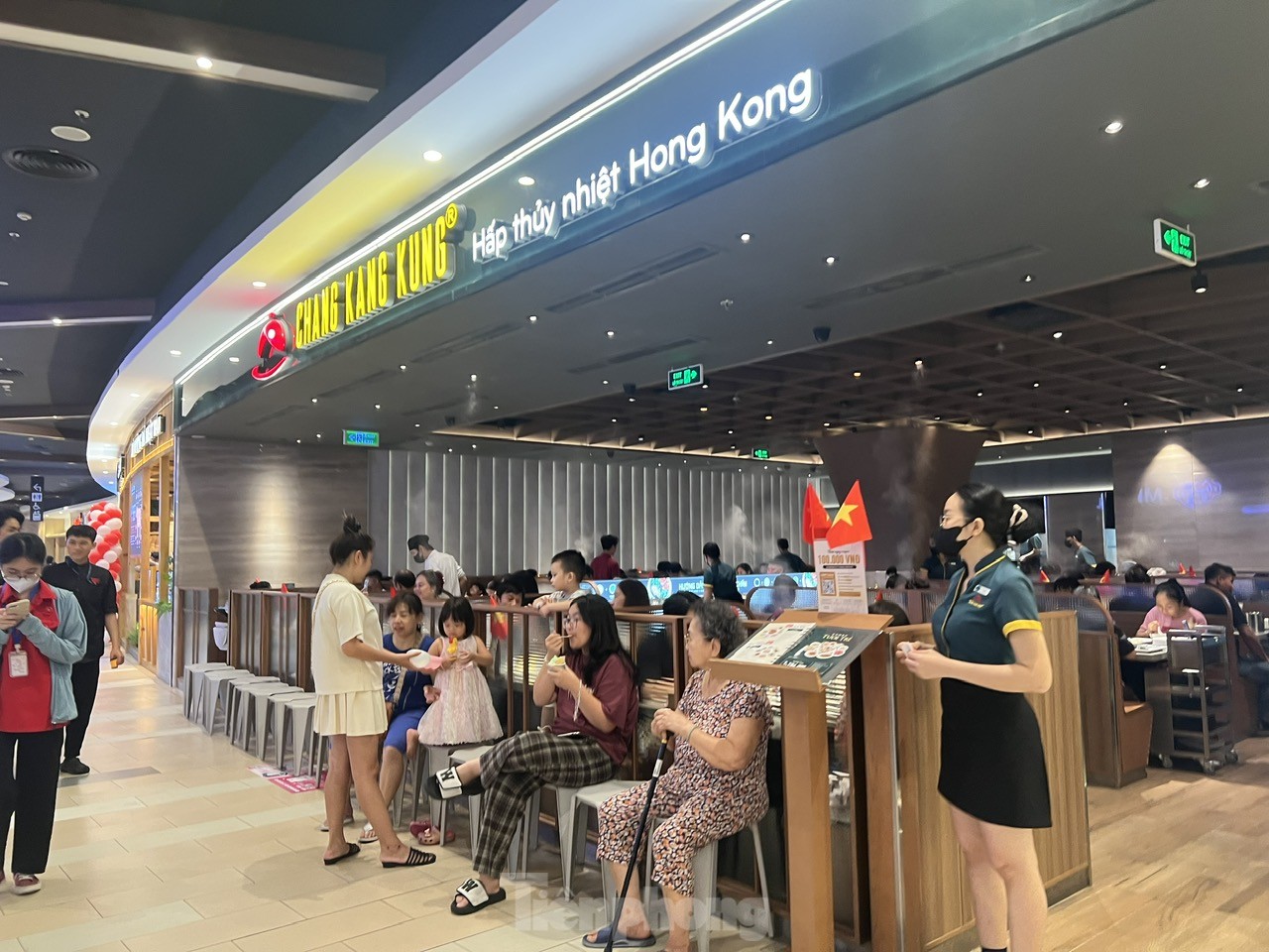 TTTM đông nghịt, hàng ăn hầu như không còn chỗ trống ảnh 8