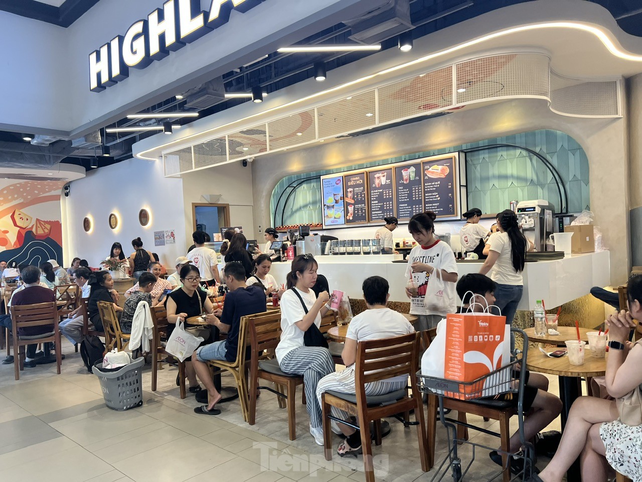 TTTM đông nghịt, hàng ăn hầu như không còn chỗ trống ảnh 4