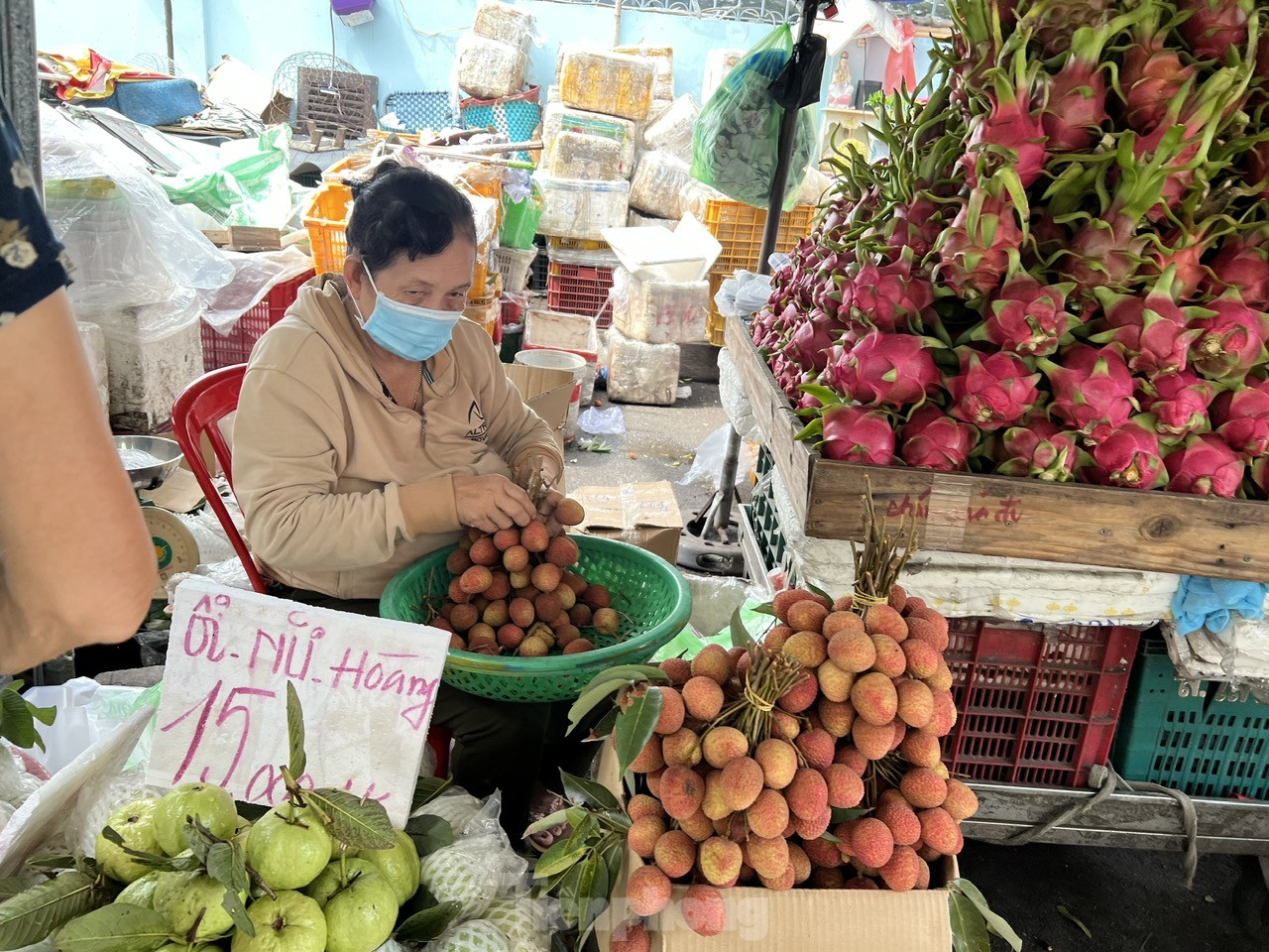 Vải thiều vào vụ, giá rẻ bất ngờ ảnh 3
