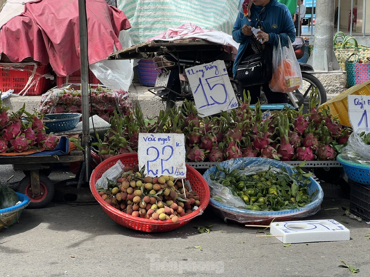 Vải thiều vào vụ, giá rẻ bất ngờ ảnh 7