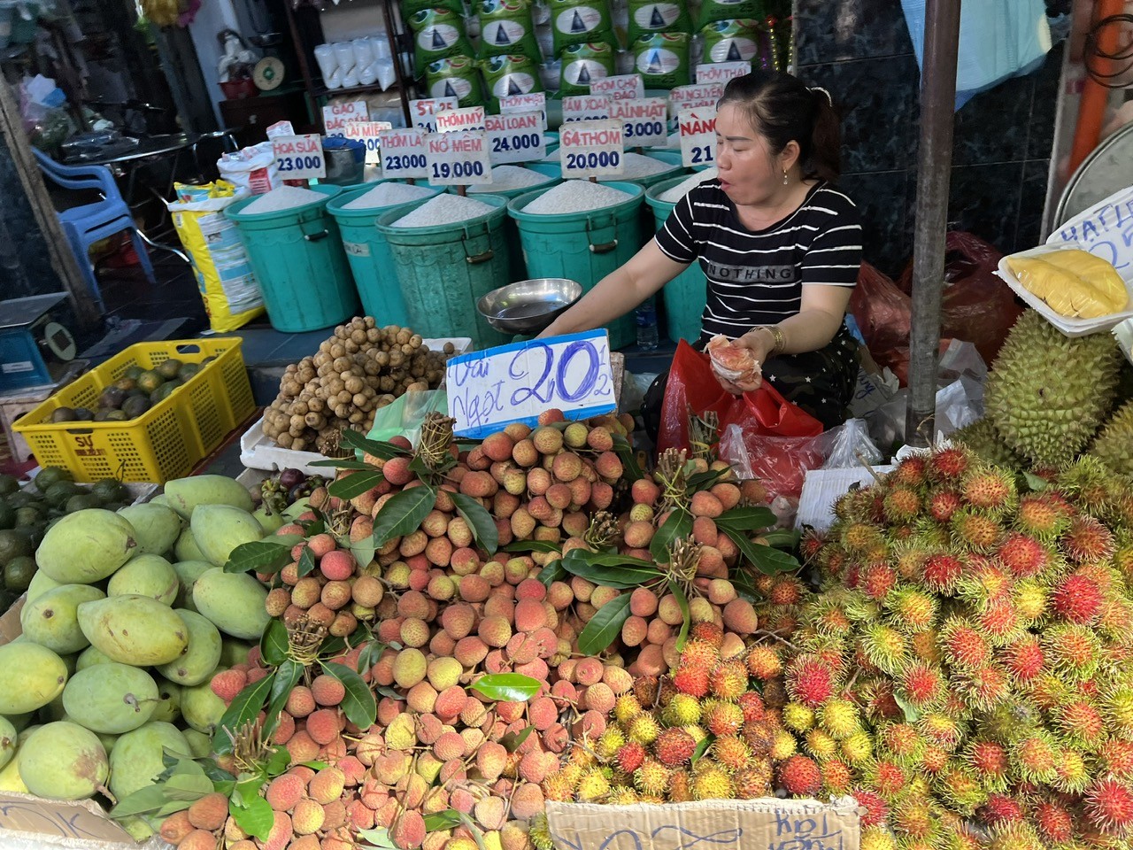 Vải thiều vào vụ, giá rẻ bất ngờ ảnh 11
