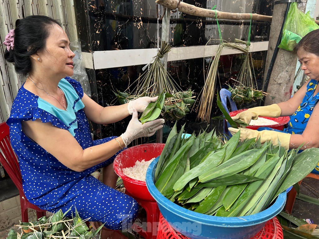 Xóm bánh ú lá tre nửa thế kỷ ở Sài Thành nhộn nhịp trước Tết Đoan Ngọ ảnh 3