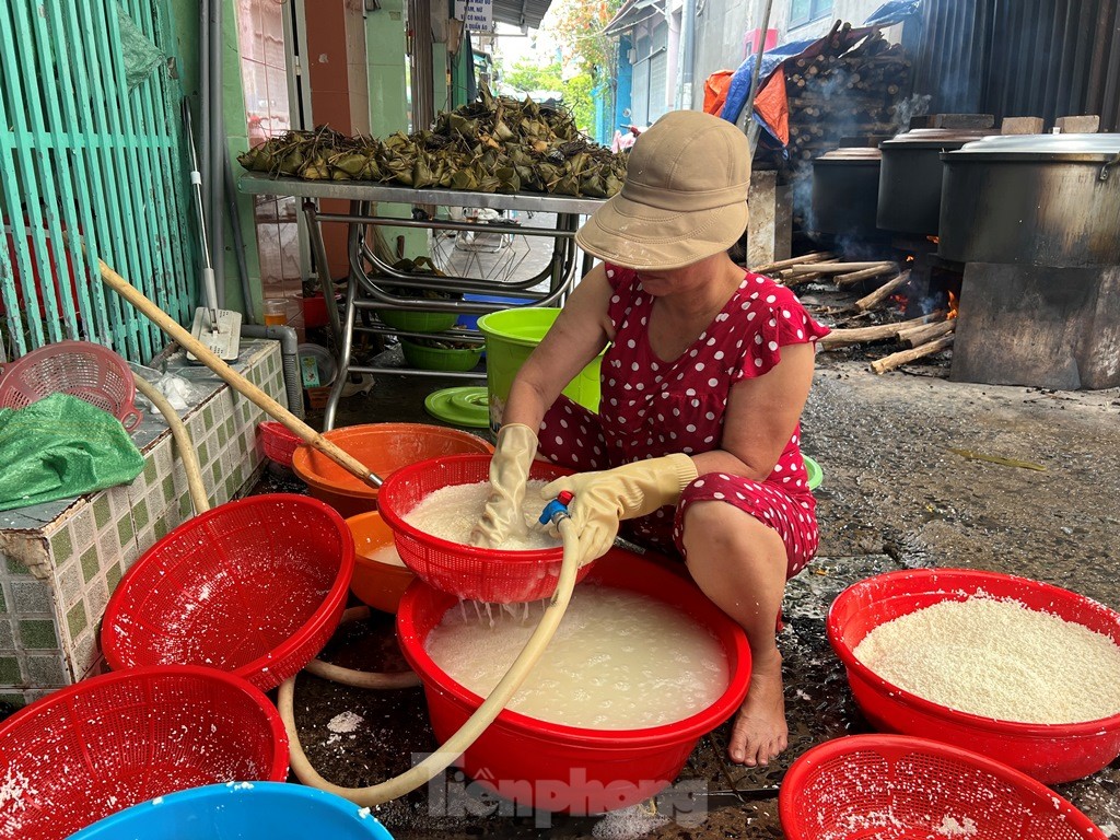 Xóm bánh ú lá tre nửa thế kỷ ở Sài Thành nhộn nhịp trước Tết Đoan Ngọ ảnh 4