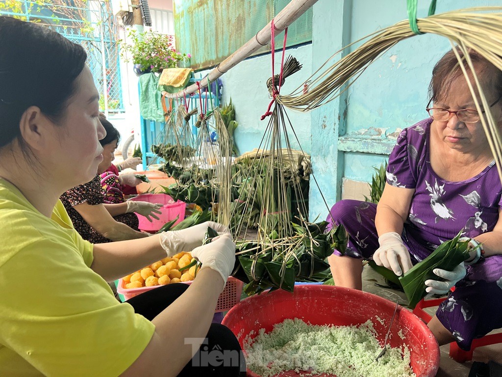 Xóm bánh ú lá tre nửa thế kỷ ở Sài Thành nhộn nhịp trước Tết Đoan Ngọ ảnh 1