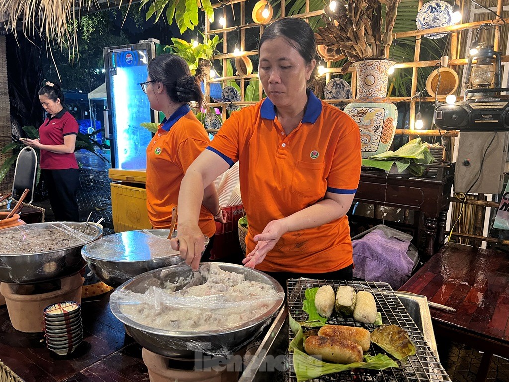 Mưa tầm tã, người dân vẫn chờ thưởng thức các món ngon phương Nam ảnh 12