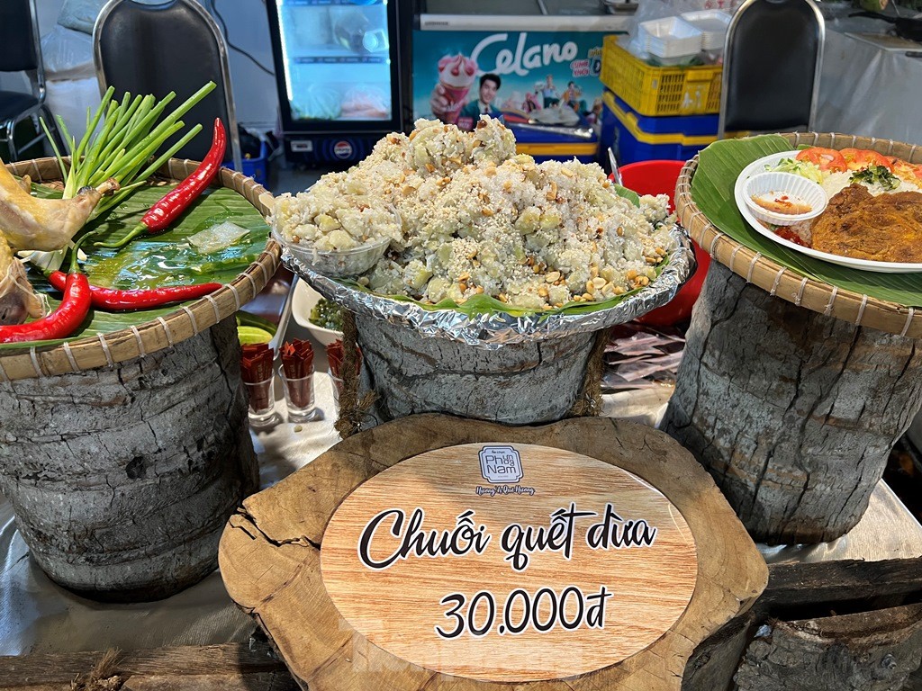 Mưa tầm tã, người dân vẫn chờ thưởng thức các món ngon phương Nam ảnh 8