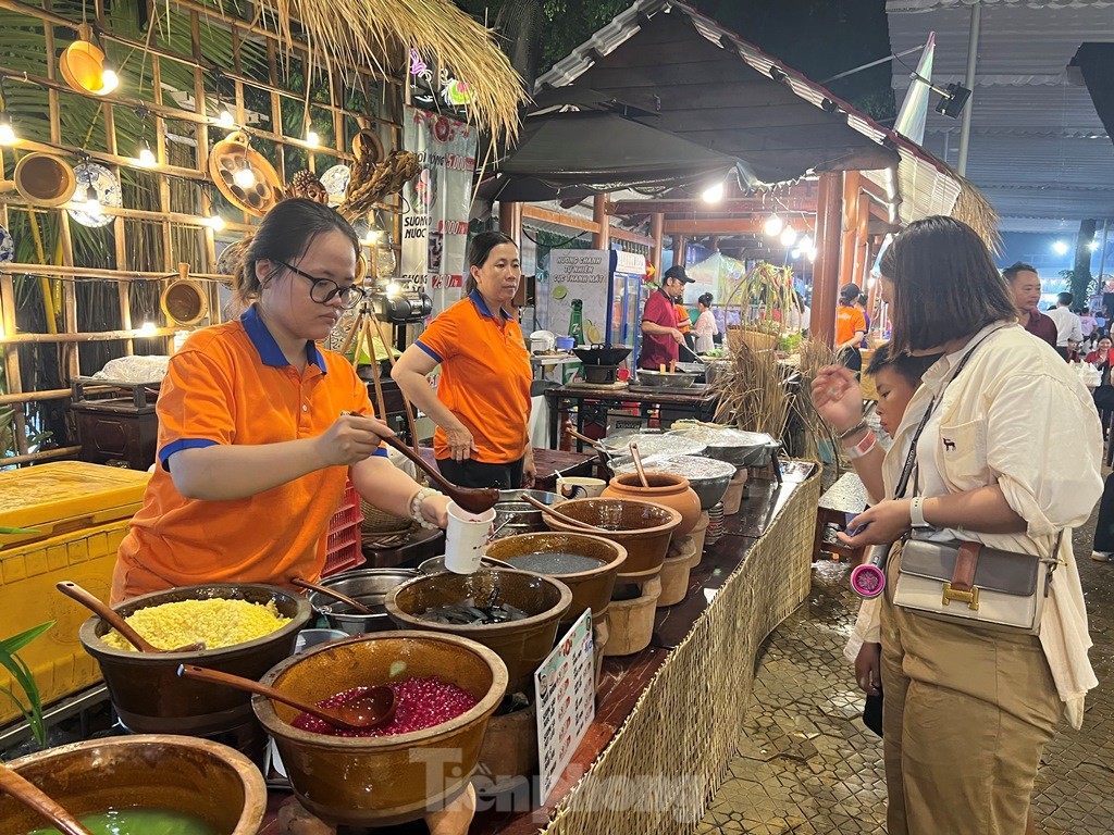 Mưa tầm tã, người dân vẫn chờ thưởng thức các món ngon phương Nam ảnh 1
