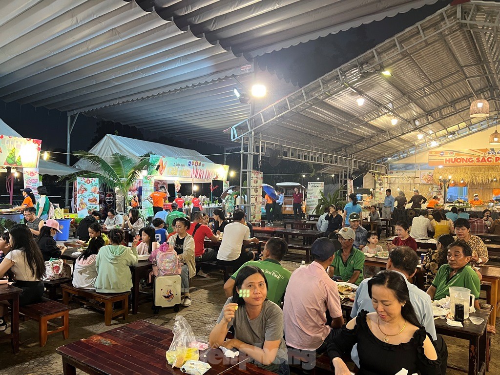Mưa tầm tã, người dân vẫn chờ thưởng thức các món ngon phương Nam ảnh 15