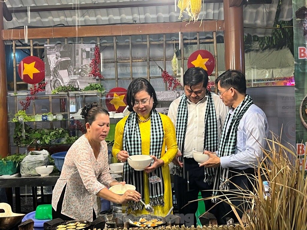 Mưa tầm tã, người dân vẫn chờ thưởng thức các món ngon phương Nam ảnh 13